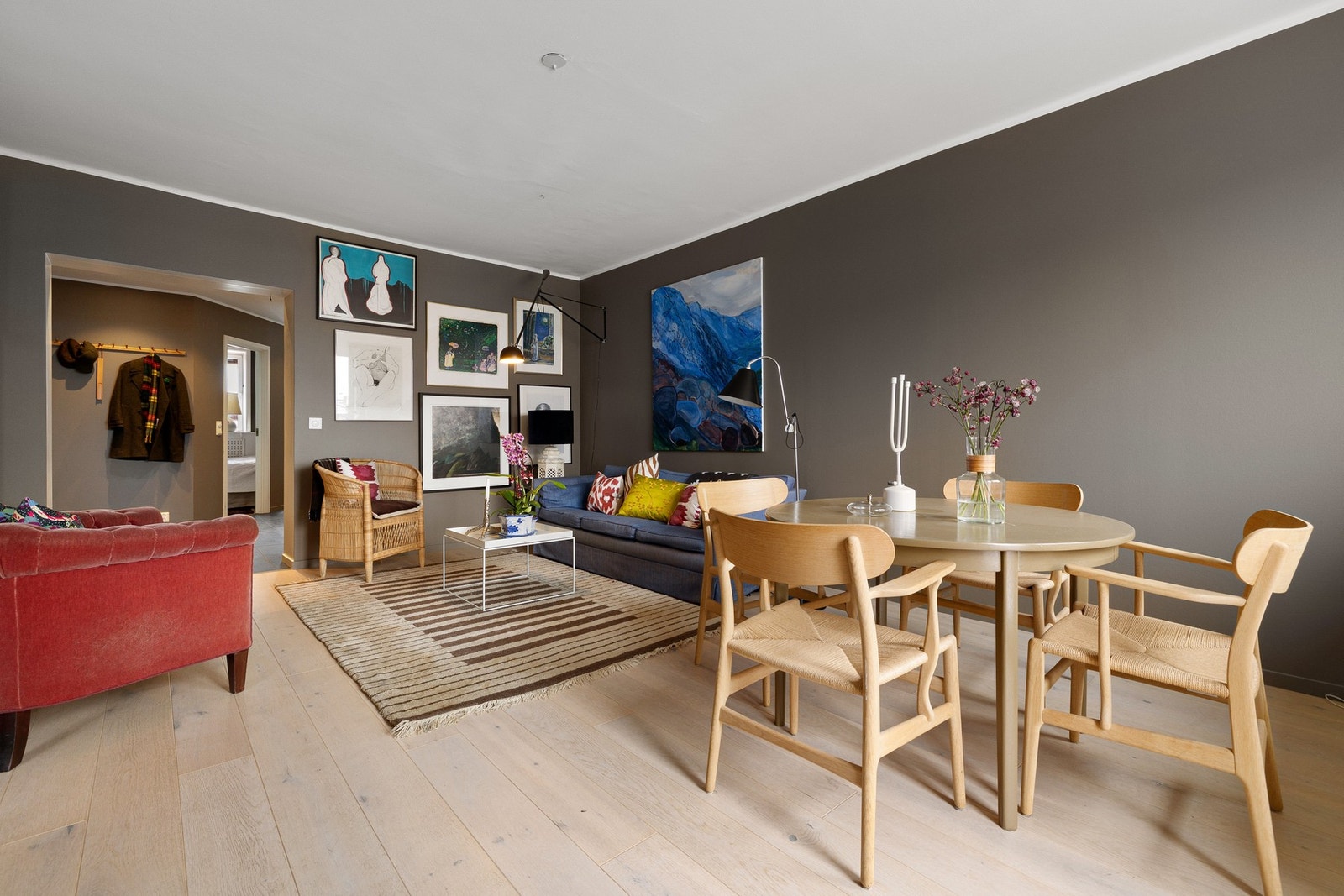 Stuen er romslig og innbydende med en god og fleksibel planløsning som naturlig deler rommet inn i sitte og spiseområde. Galleribilde