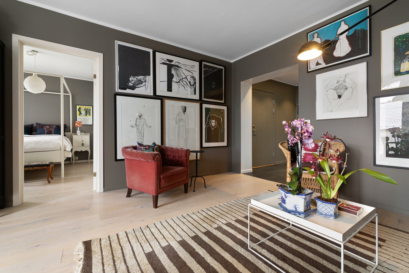 Det er god plass til både sofagruppe og spisebord, noe som gjør rommet velegnet for både hverdagsliv og sosiale sammenkomster. Galleribilde