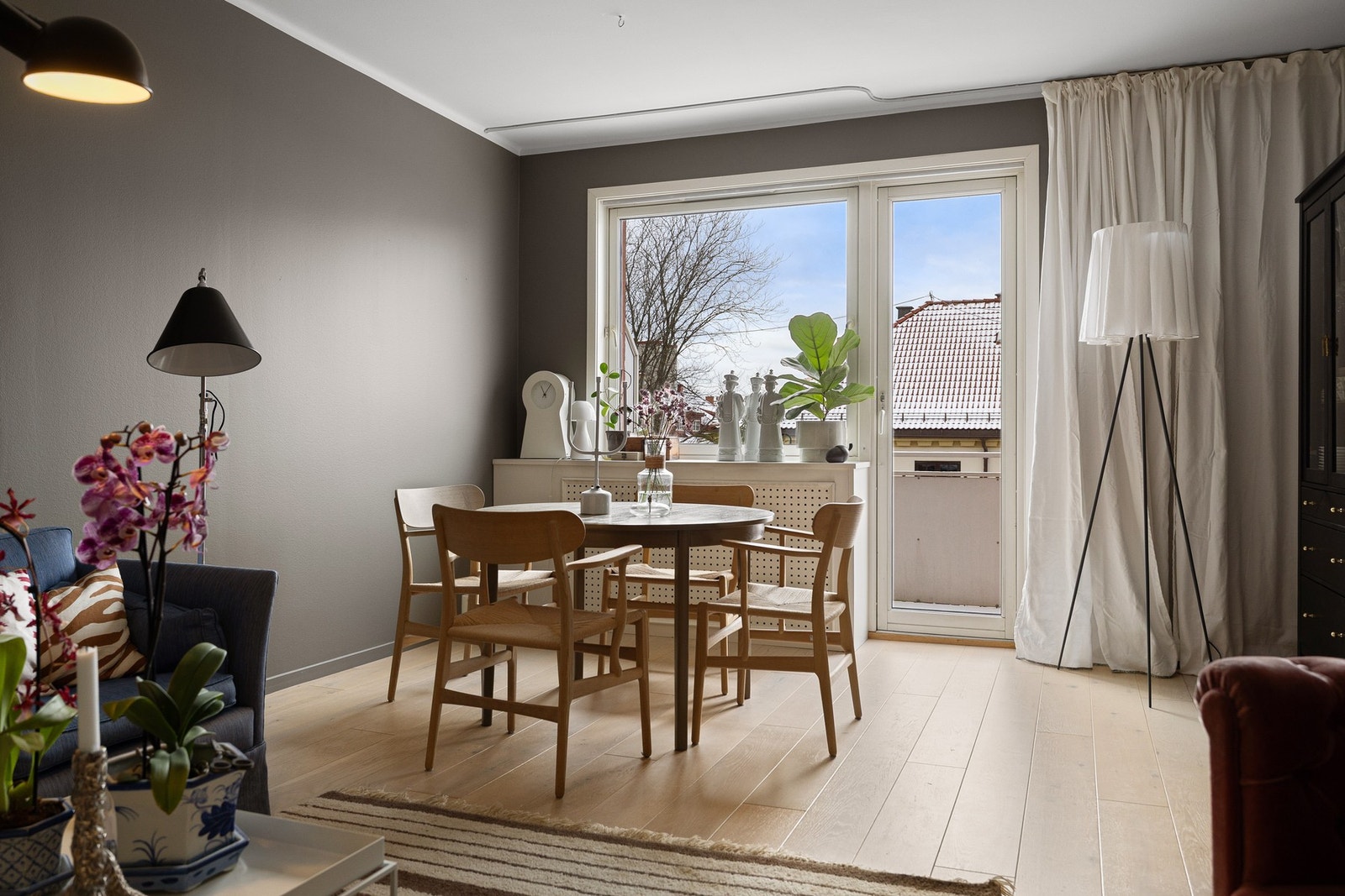 Leiligheten byr på en romslig og lys stue med gode møbleringsmuligheter, to fine soverom og en praktisk planløsning som utnytter arealet effektivt. Galleribilde