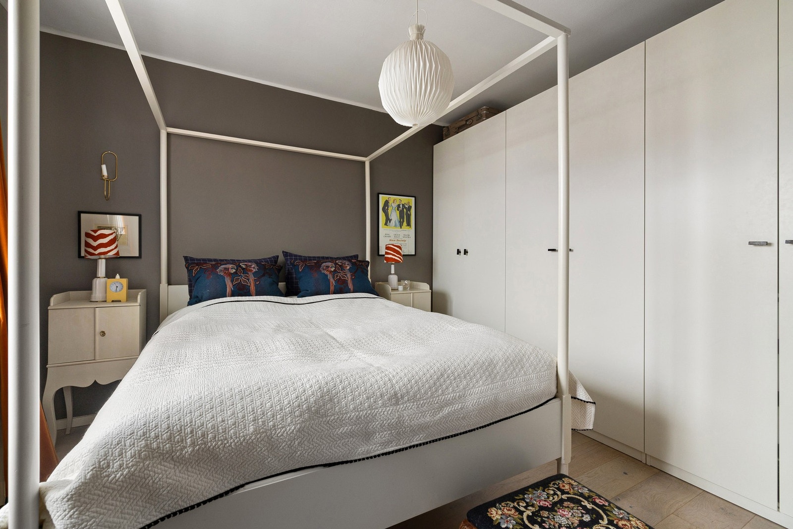 Hovedsoverommet har god plass til dobbeltseng med tilhørende nattbord og oppbevaring. Rommet har garderobeløsning med glatte fronter som gir rikelig med skapplass og et ryddig uttrykk. Galleribilde