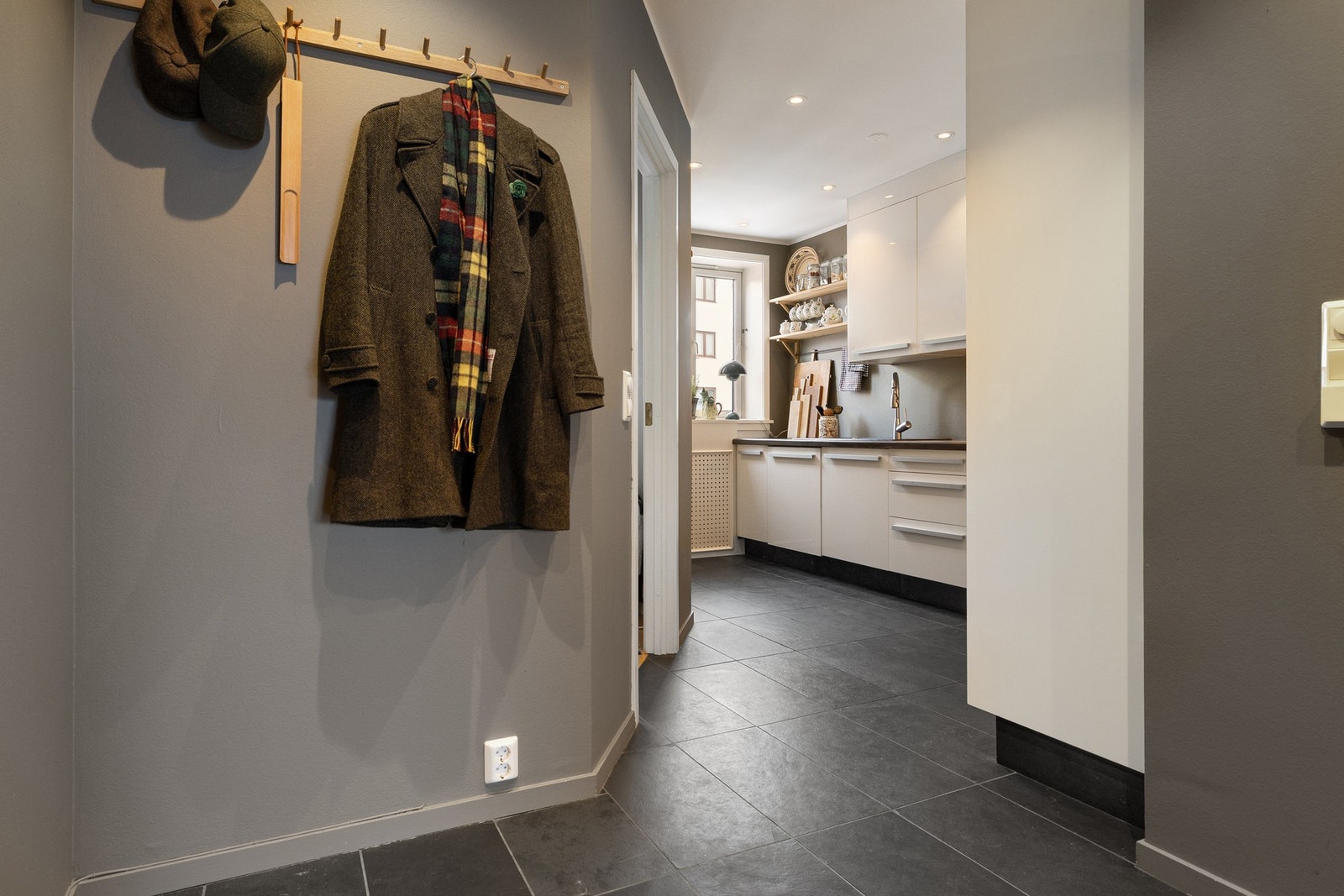 Entréen fungerer som en naturlig overgang mellom boligens ulike rom og gir et godt førsteinntrykk av leiligheten. Galleribilde