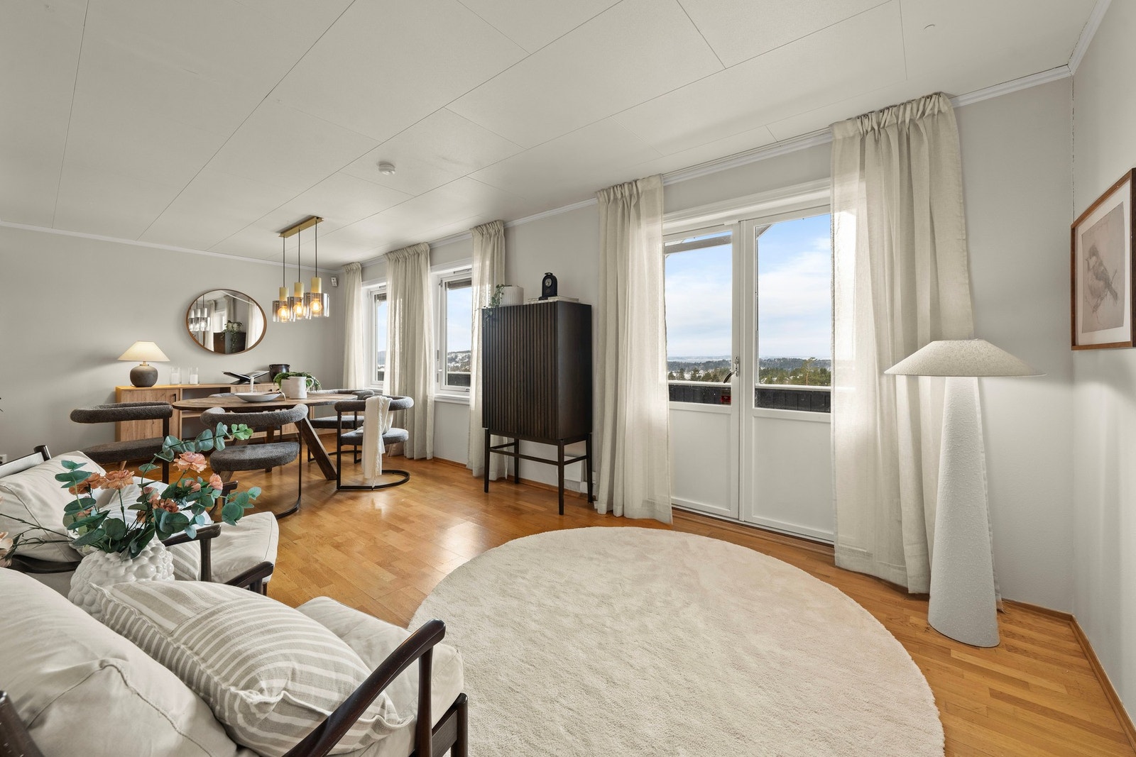 Stue med doble dører ut mot terrassen Galleribilde