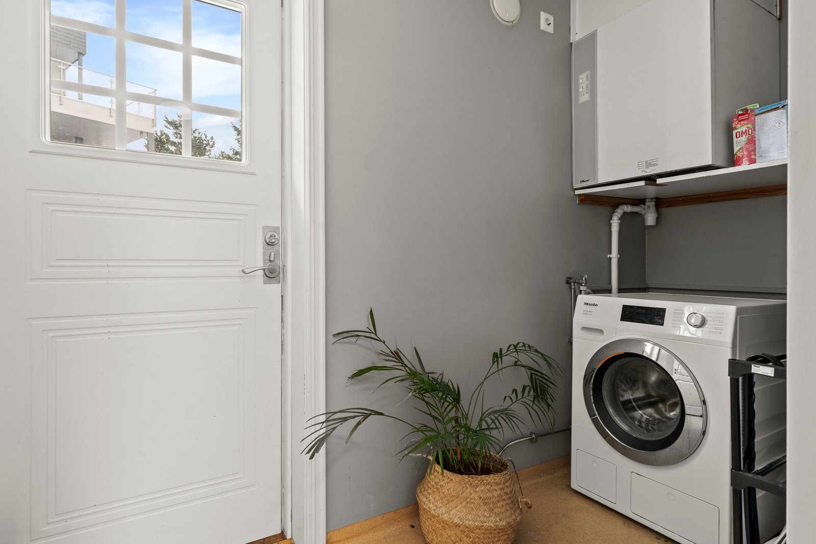 Entre med plass til vaskemaskin Galleribilde
