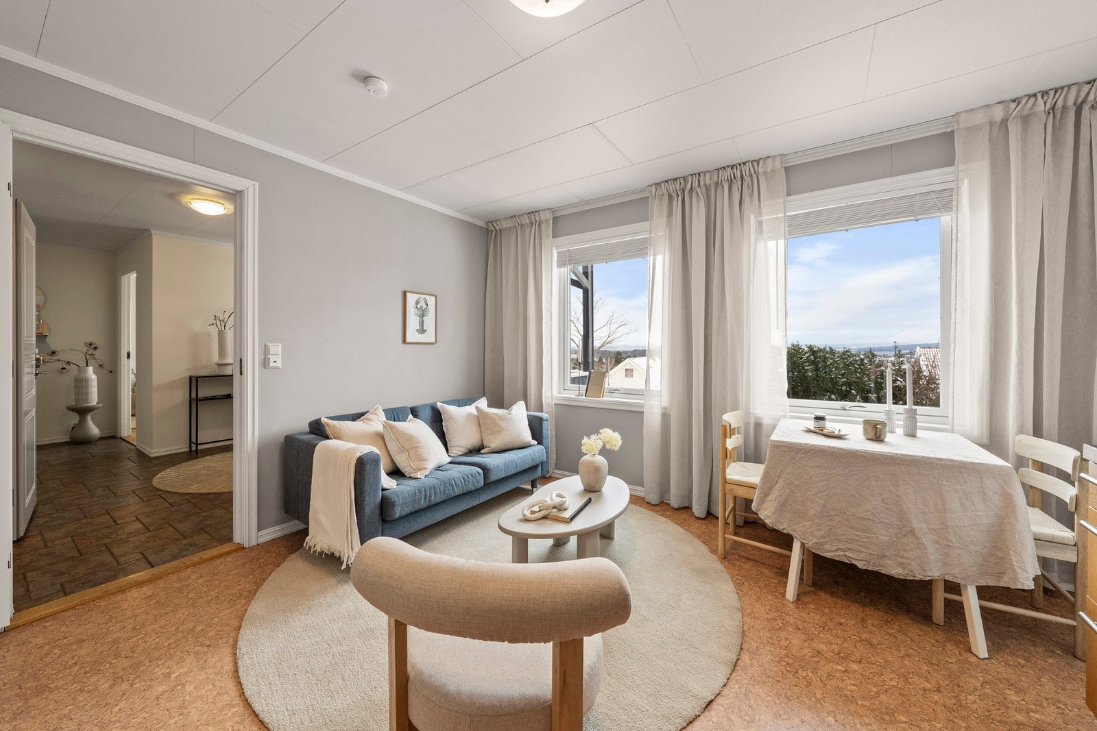 1. etg. er innredet til hybel med egen inngang, stue/kjøkken, to soverom og bad/WC. Galleribilde