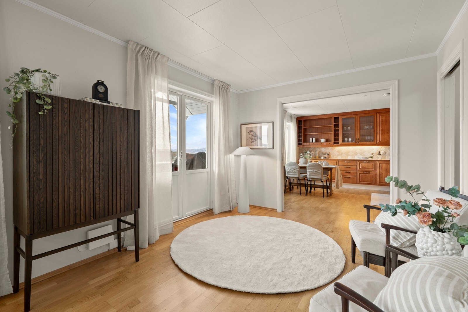 Utgang til terrassen fra stuen. Midtsommers har man sol helt til klokken 23. Galleribilde