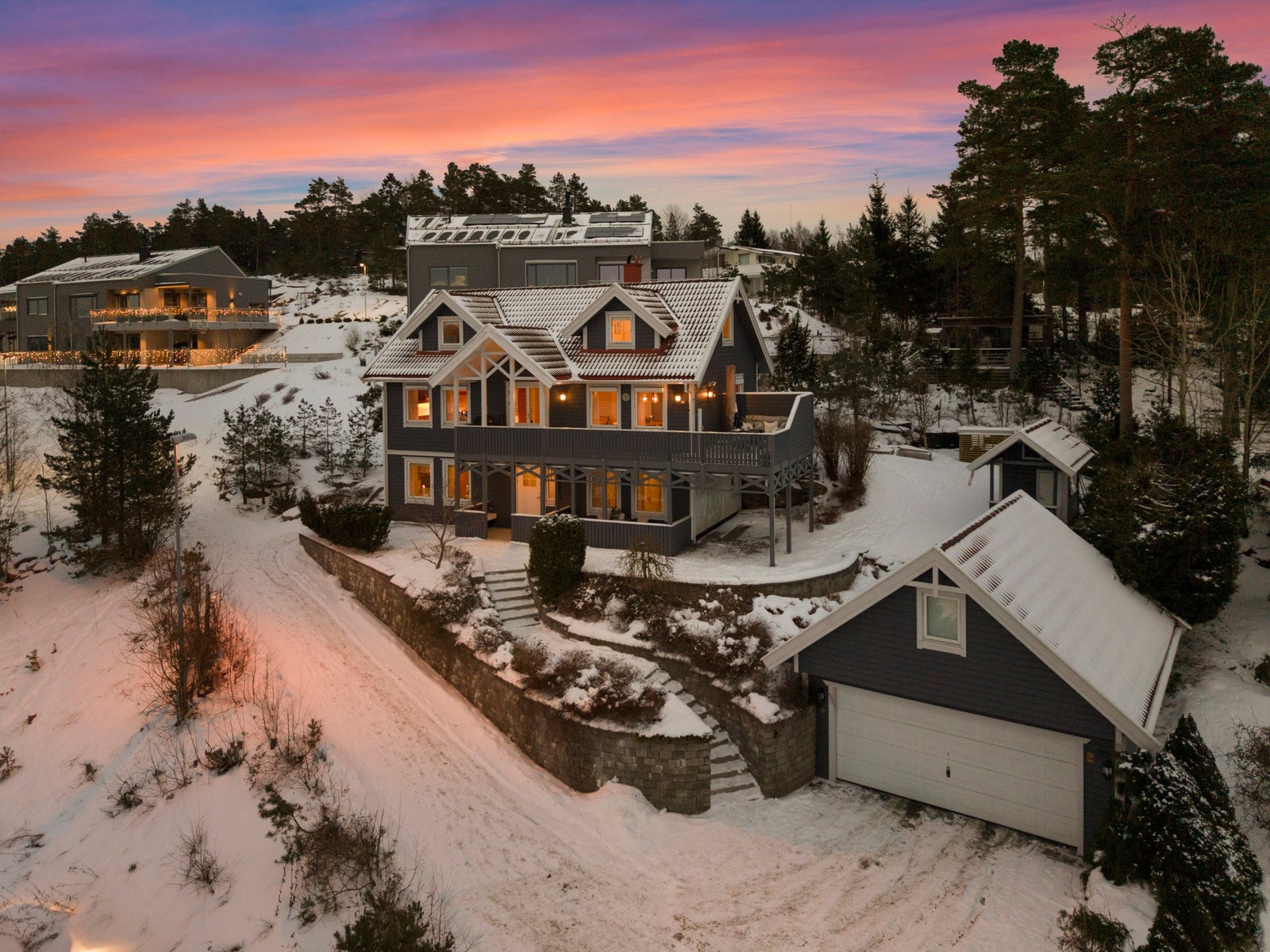 Innholdsrik enebolig med dobbel garasje og nydelig utsikt Galleribilde
