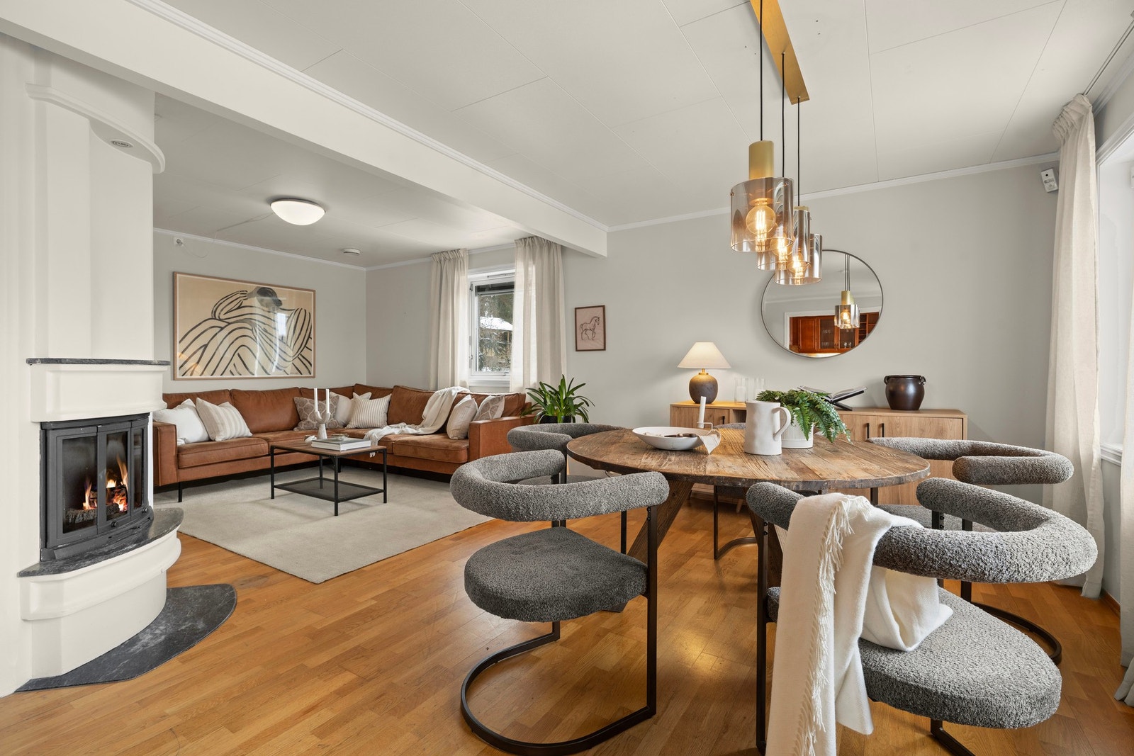 Spisestue med peisovn og utsikt Galleribilde