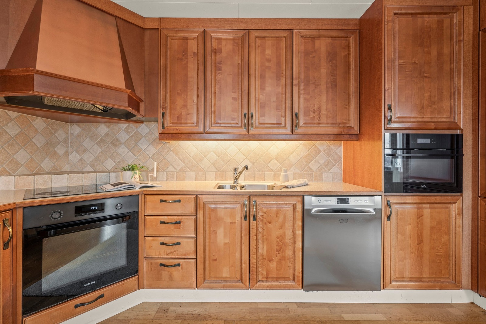 Fliser over benk og integrerte hvitevarer Galleribilde