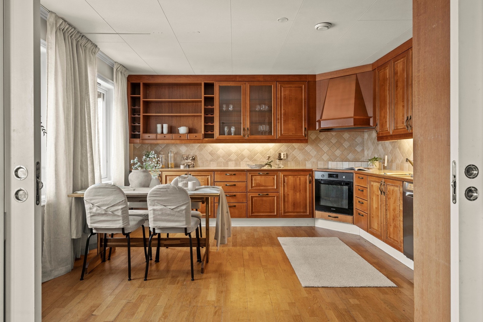 Stort, delikat kjøkken Galleribilde