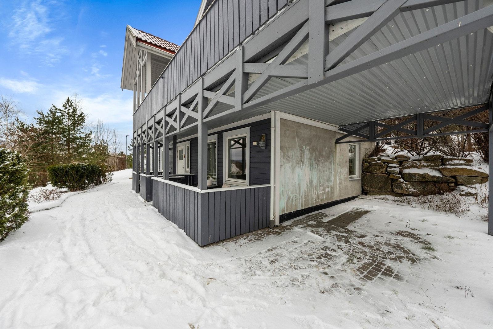 Fin uteplass også under terrassen i 2. etg. Fin plass å sitte ute under tak med plass til spisebord Galleribilde