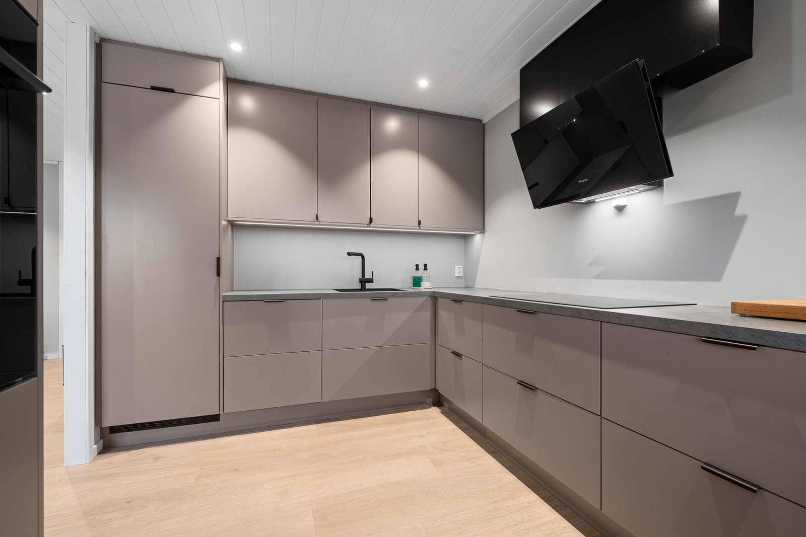 Kjøkkenet har gode arbeidsflater og rikelig med skapplass Galleribilde