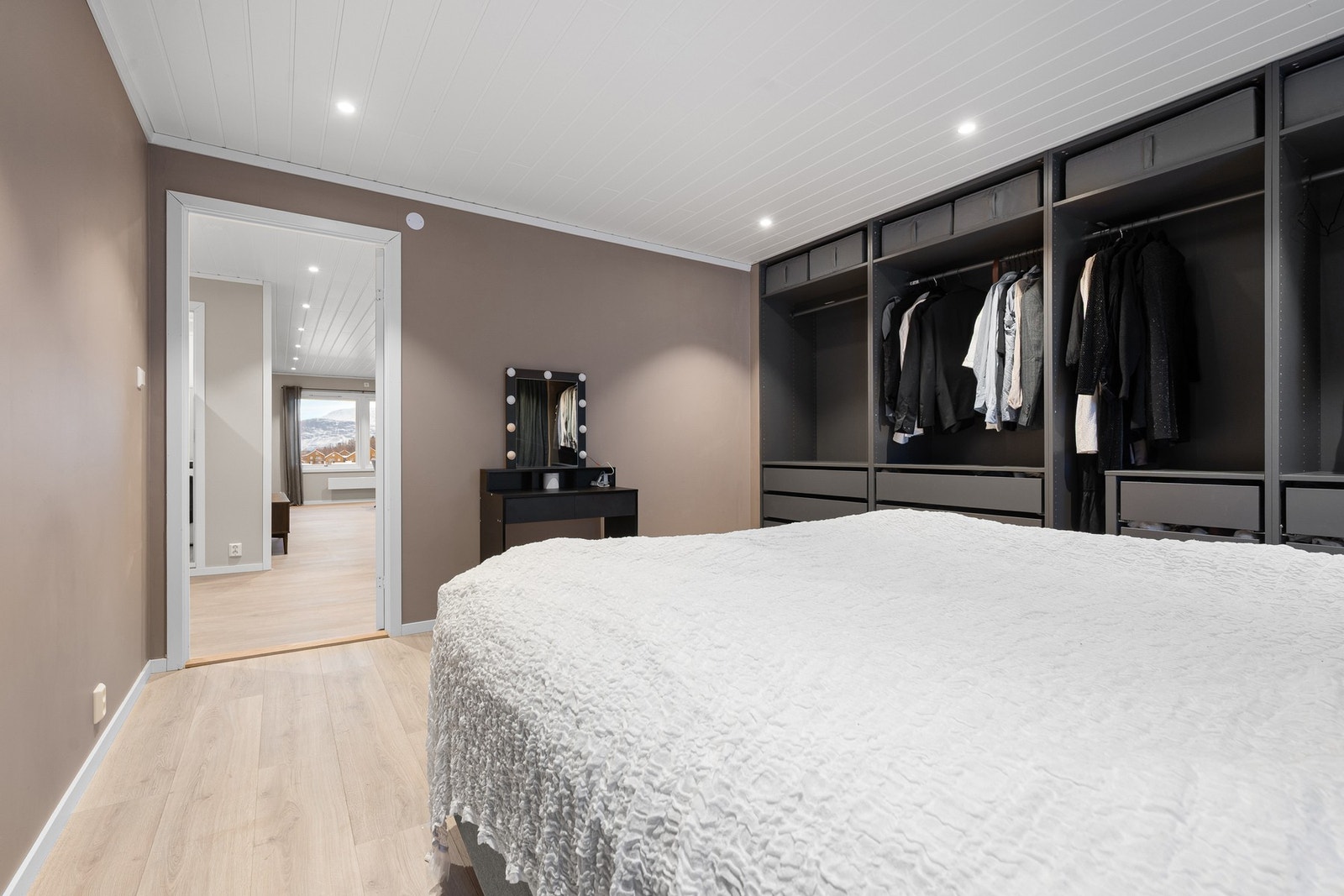 Stilren garderobeløsning Galleribilde