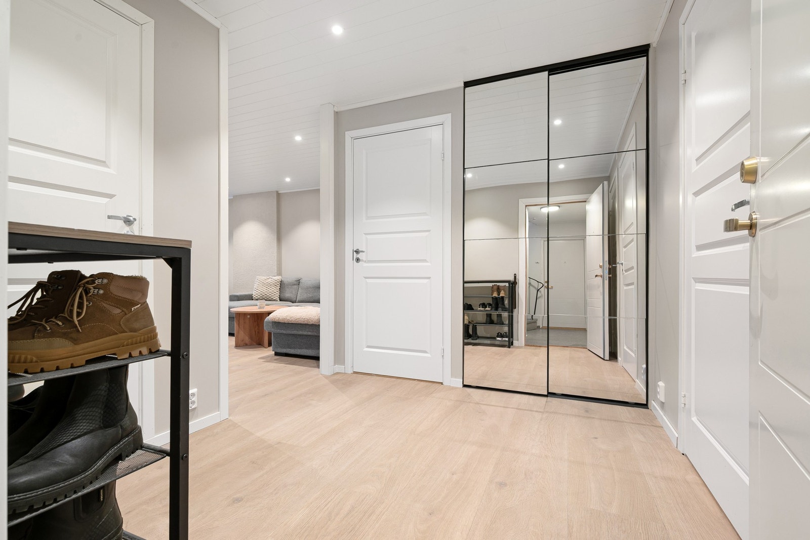 Romslig gang med skyvedørsgarderobe for ekstra oppbevaringsplass Galleribilde