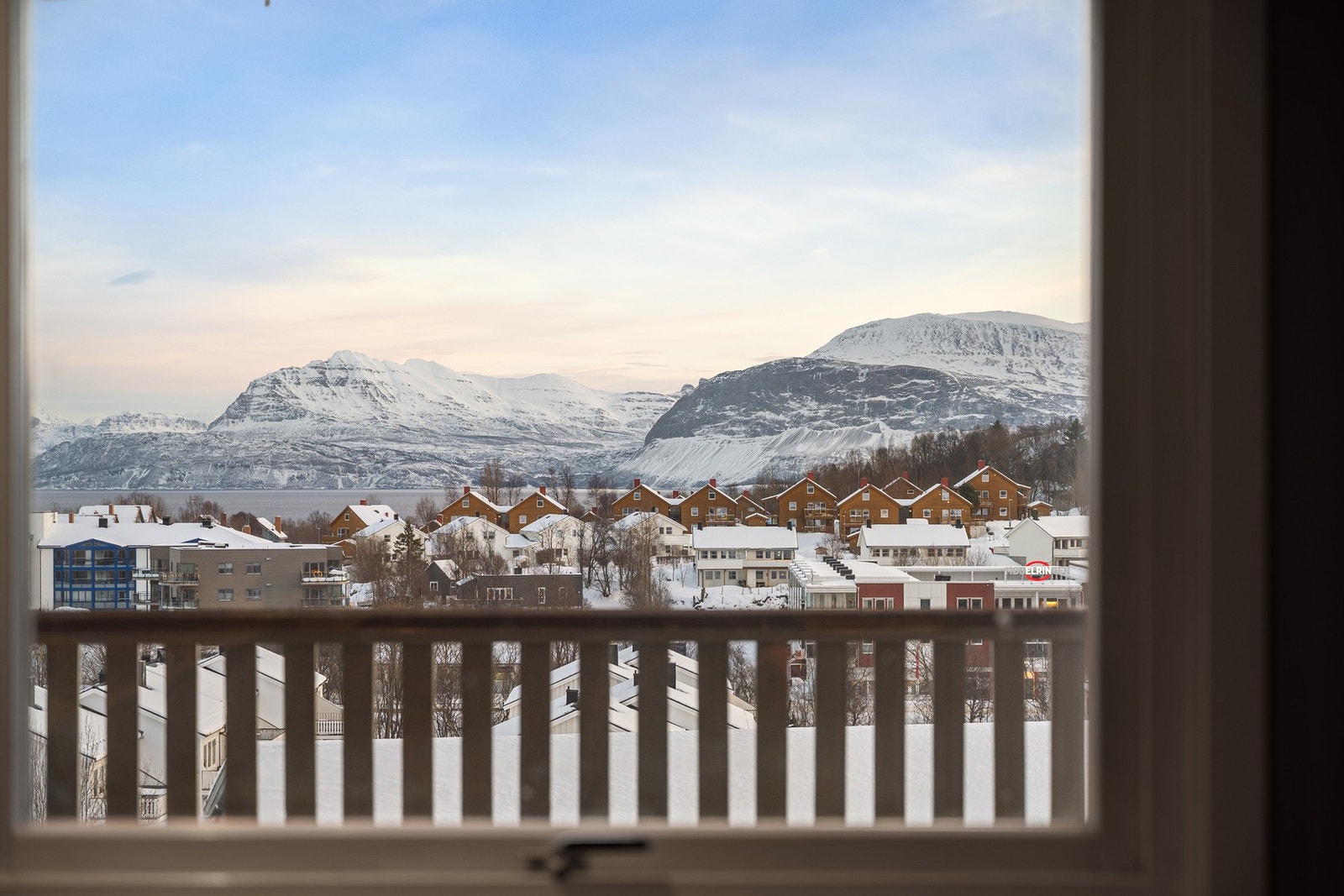 Velkommen til en lys og innbydende 3-roms leilighet med flott utsikt! Galleribilde