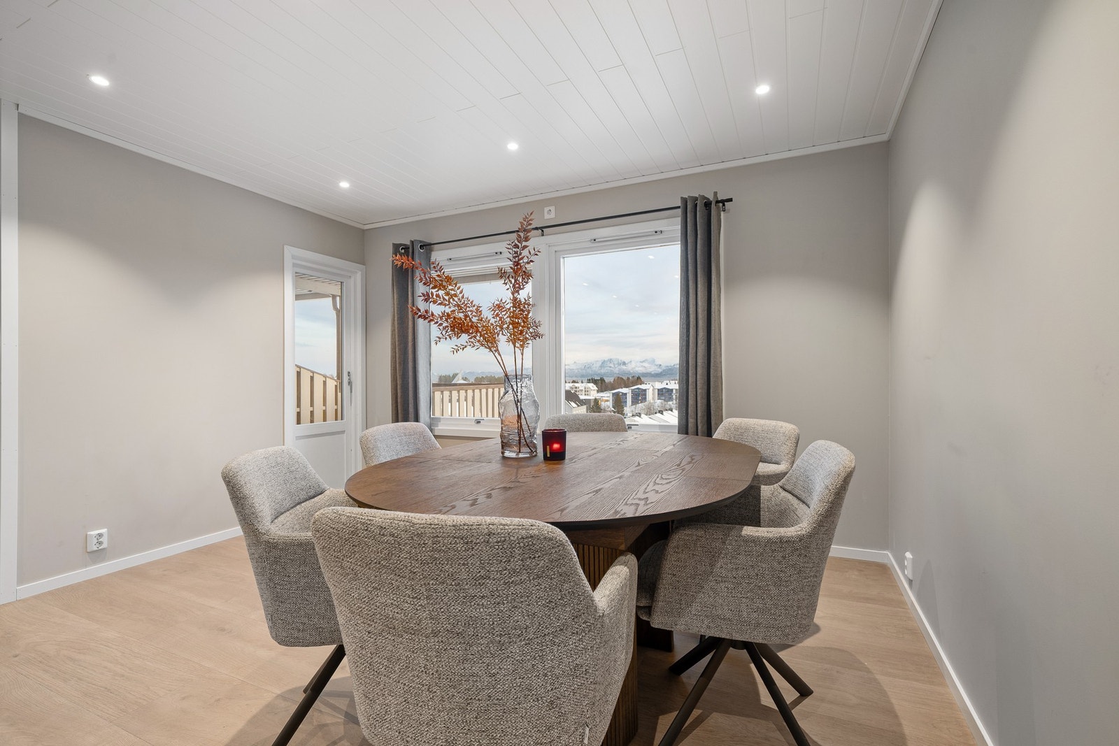 Store vindusflater gir gode lysforhold og en behagelig romfølelse Galleribilde