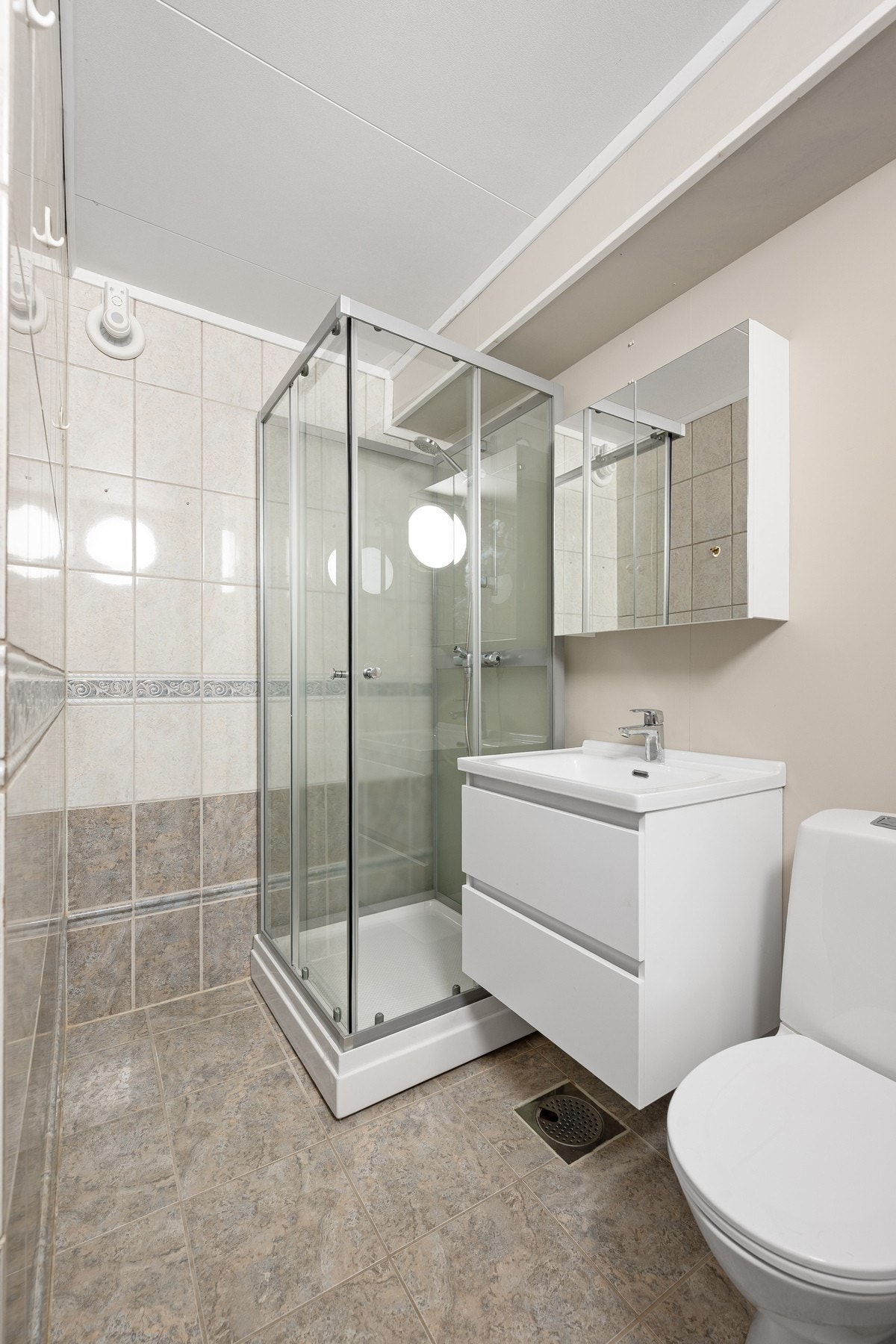 Pent og funksjonelt bad med ny baderomsinnredning og dusjkabinett (begge skiftet i 2026) Galleribilde