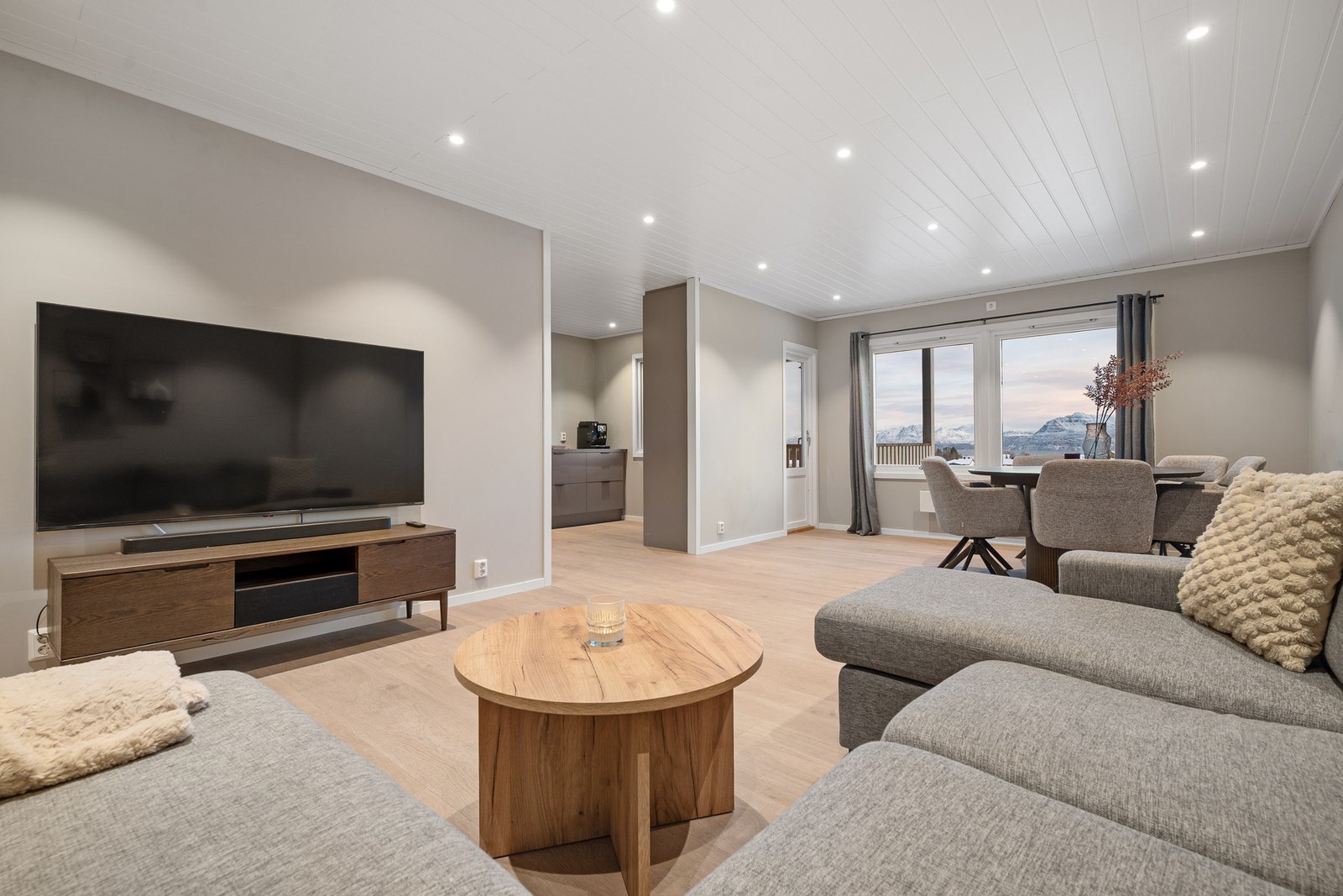 Romslig stue med moderne uttrykk og god plass til både sofa- og spisegruppe Galleribilde