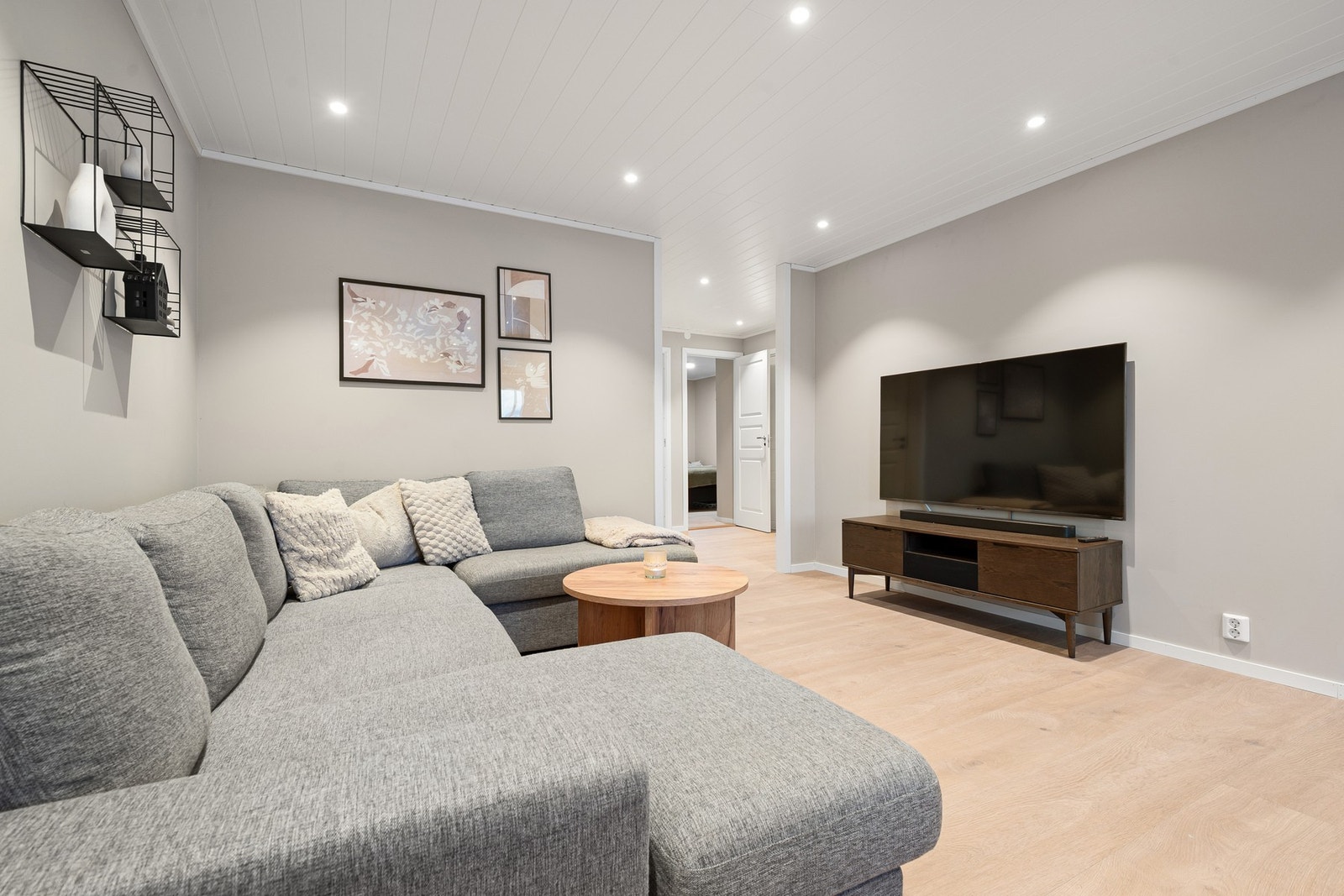 Leiligheten ble pusset opp i 2025, dette inkluderer overflater, kjøkken, elektrisk arbeid og nytt vannsystem med rør-i-rør Galleribilde