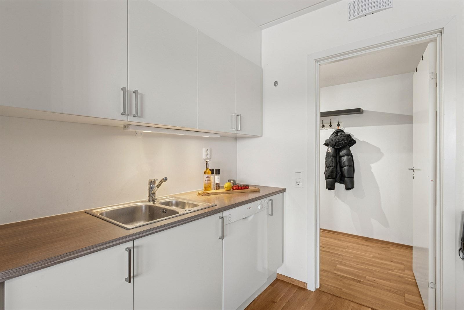 Kjøkkenet har godt med skap og benkeplass. Galleribilde