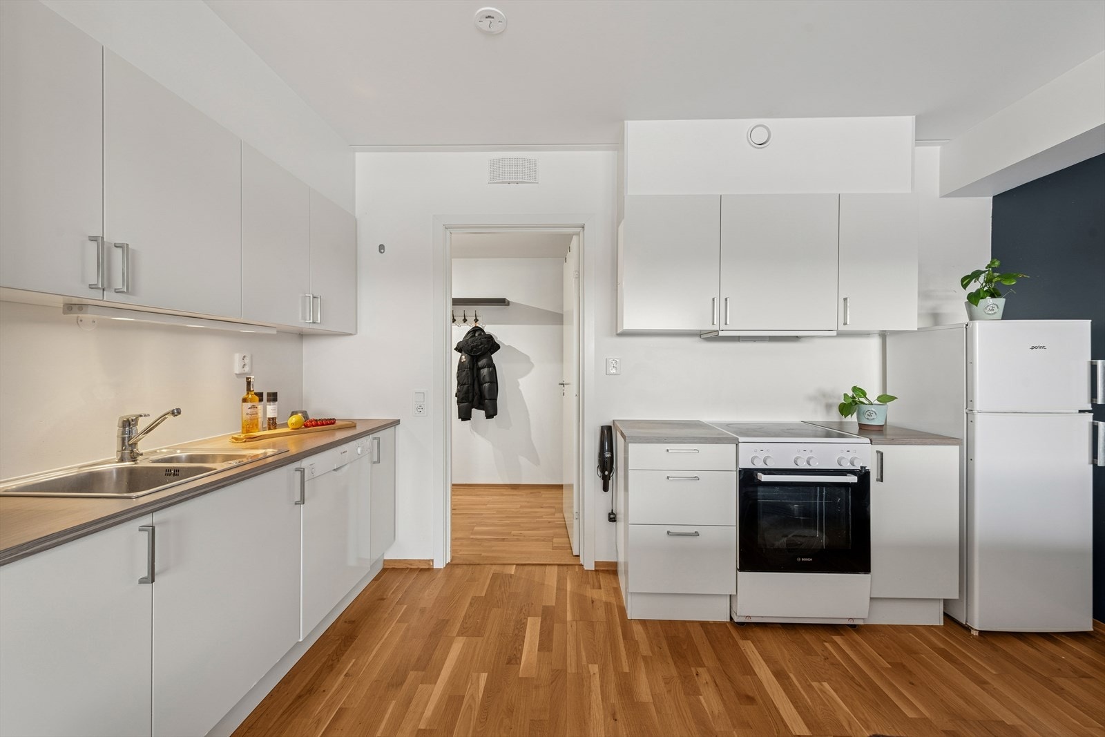 Kjøkkenet har innredning med glatte fronter og laminat benkeplate. Galleribilde