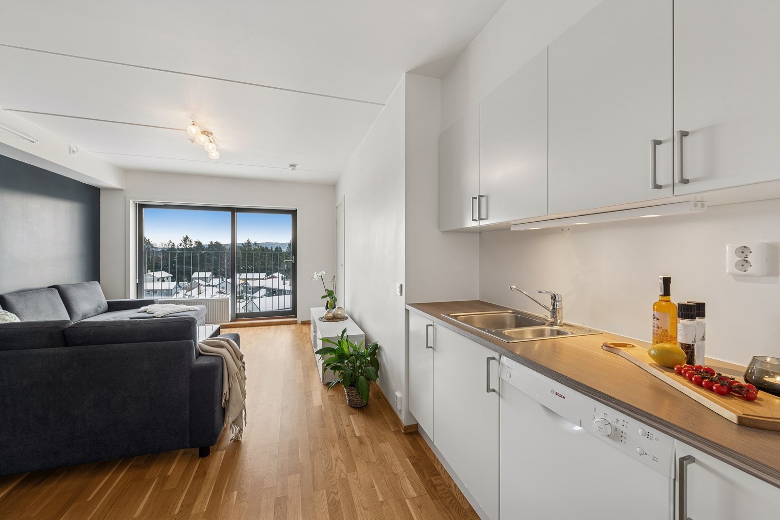 Kjøkkenet ligger i åpen løsning til stuen. Galleribilde