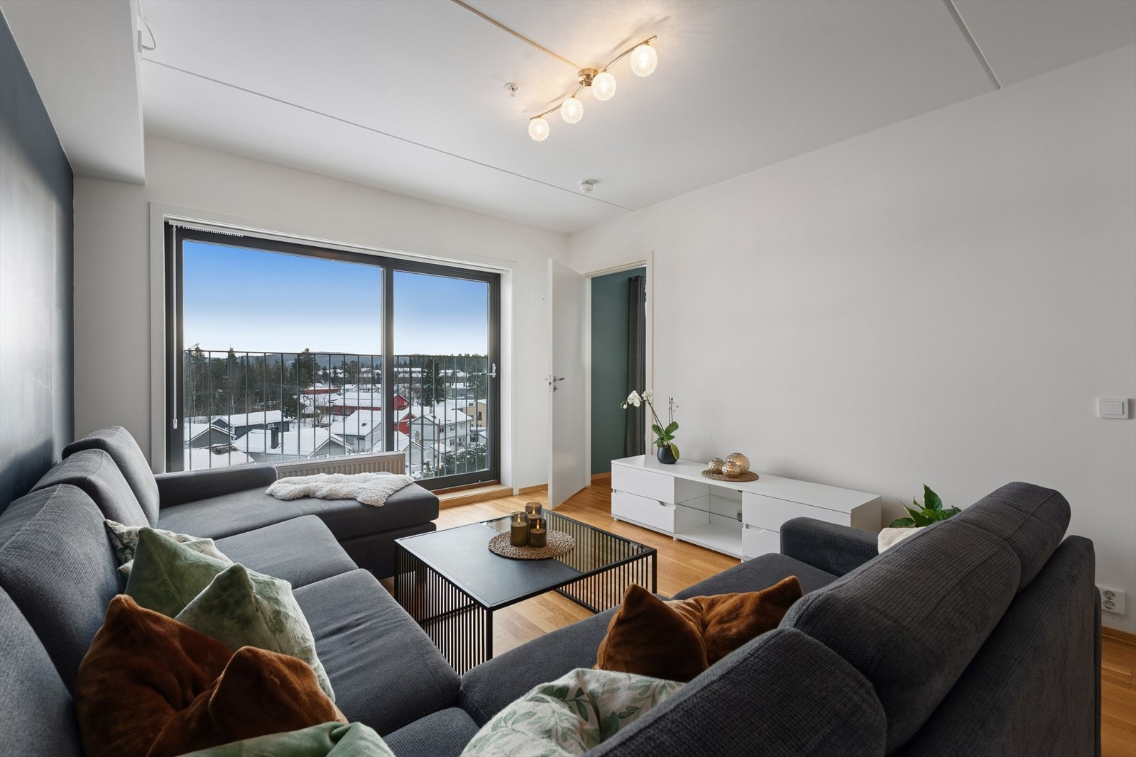 Innbydende stue med plass til sofa og tv-seksjon. Galleribilde