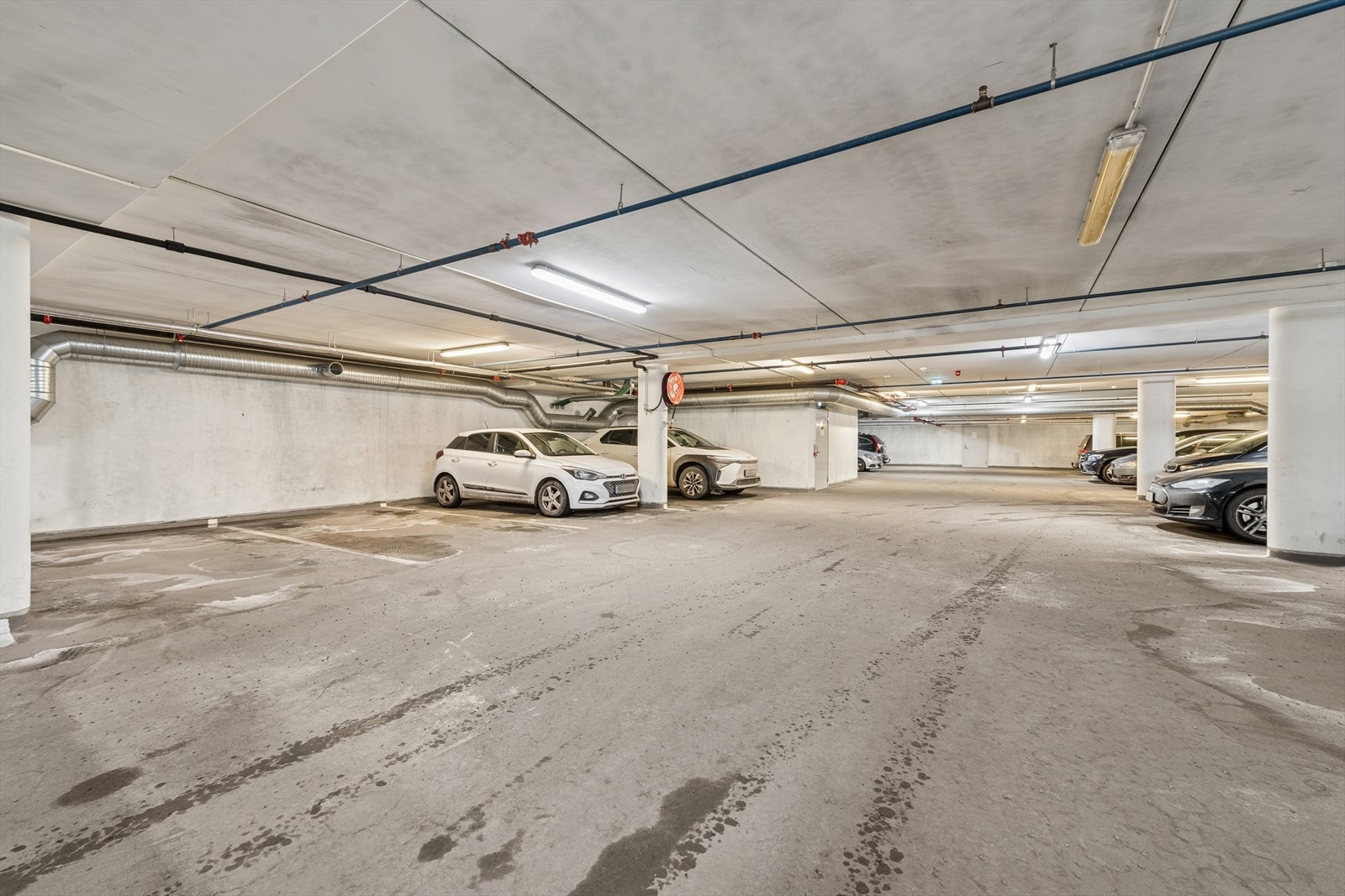 Leiligheten har bruksrett til 1 parkeringsplass i felles garasjeanlegg i kjelleren. Det er ikke faste P-plasser. Galleribilde