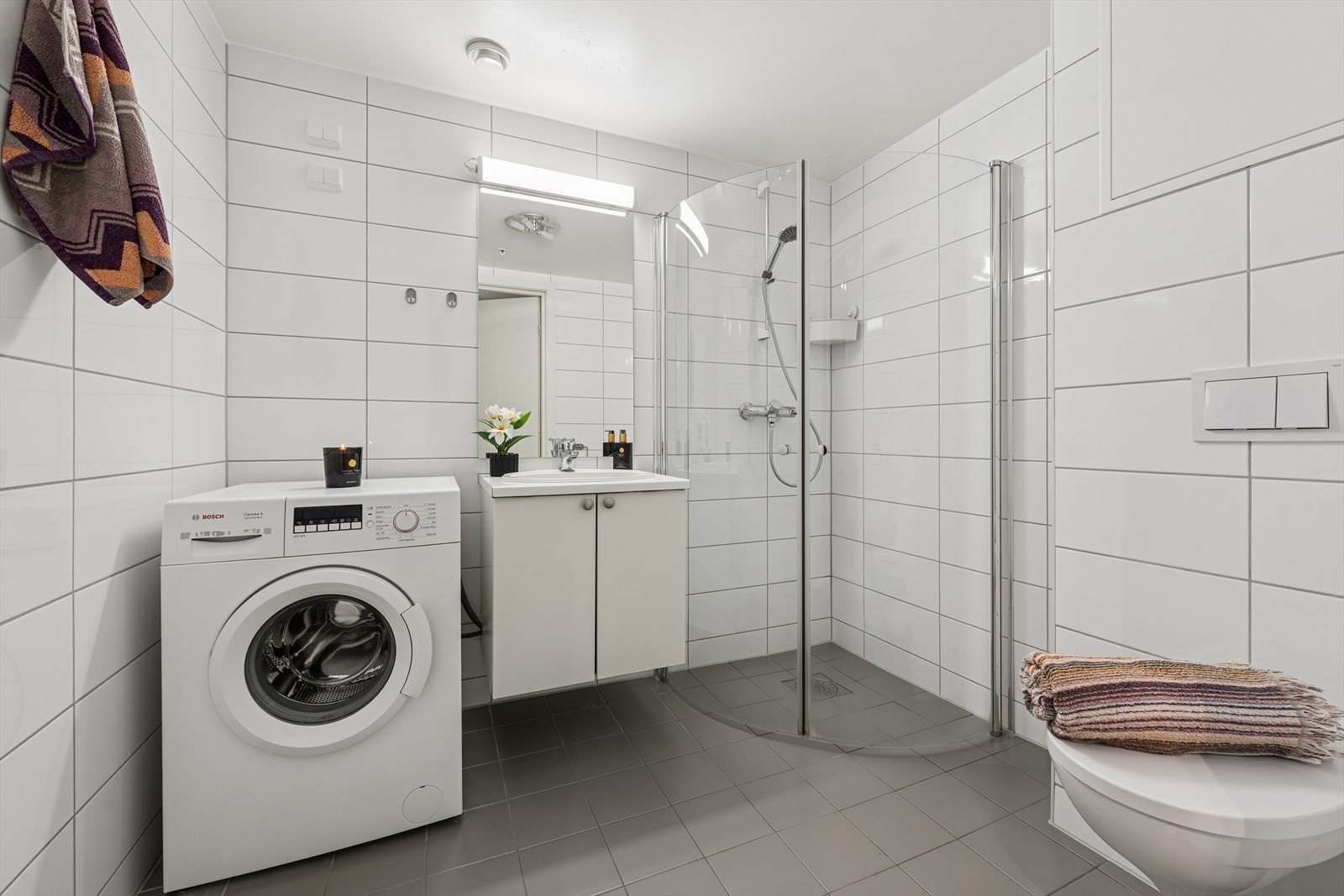 Delikat bad med fliser på vegger og gulv med gulvvarme. Galleribilde