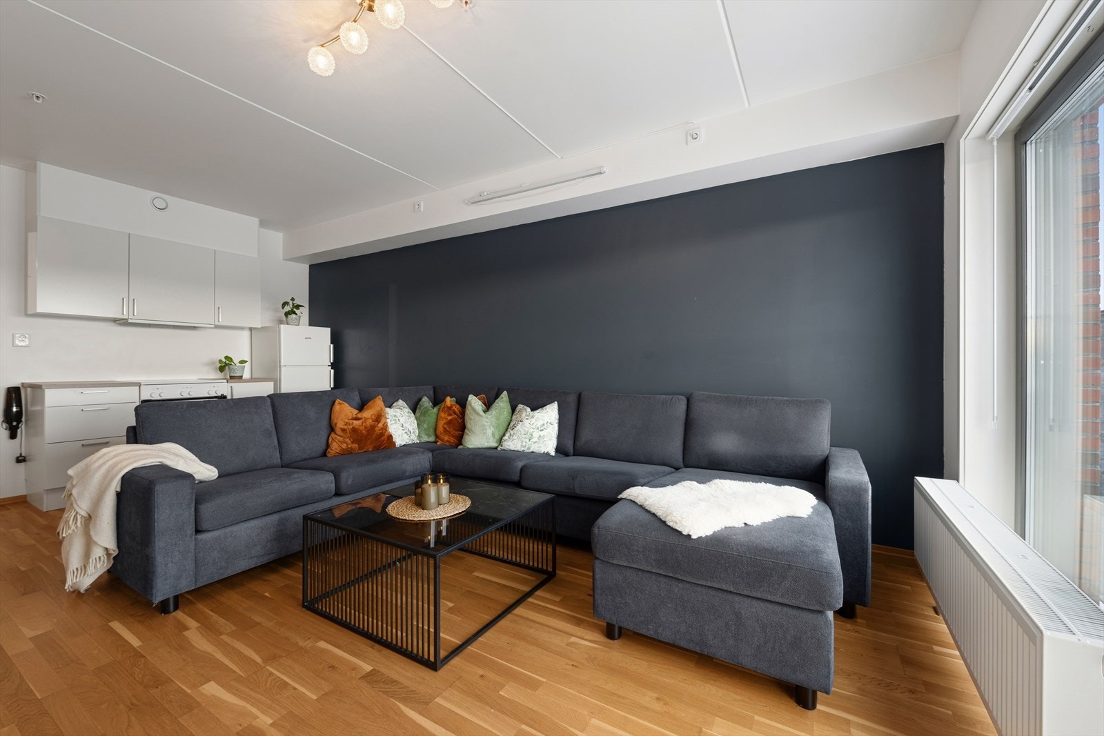 Parkett på gulv og slettmalte vegger. Galleribilde