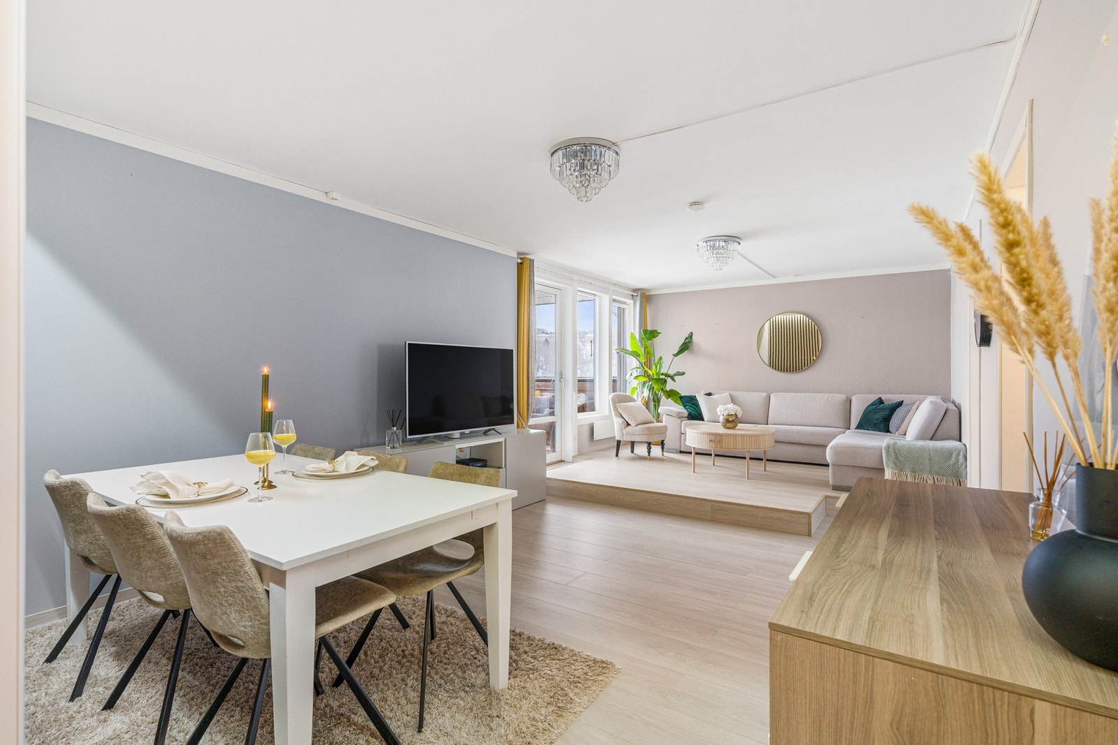 Stuen har nytt gulv, vegger og malt i lune farger fra 2023. Galleribilde