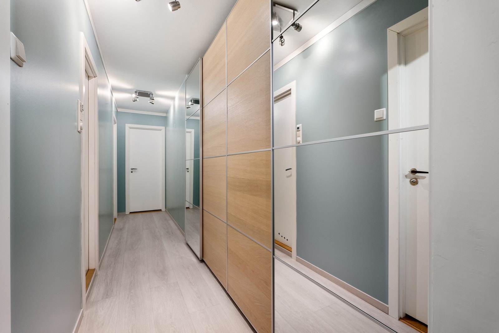 Lys gang med mye garderobe- og oppbevaringsplass. Galleribilde