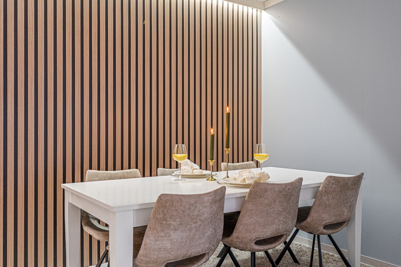 Romslig stue på 30 kvm med god plass til både spisegruppe og sofagruppe. Galleribilde