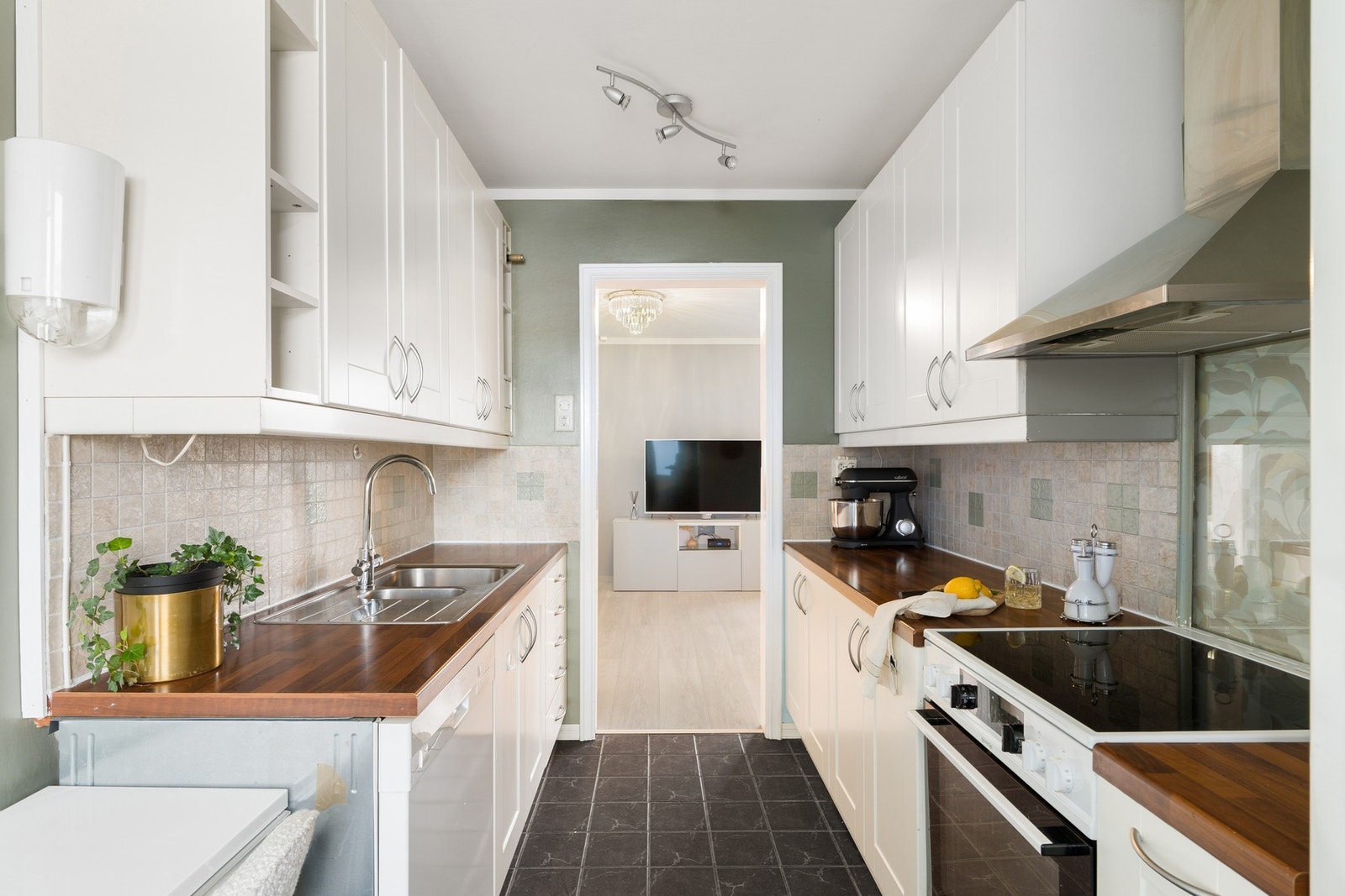 Adskilt, pent kjøkken. Galleribilde