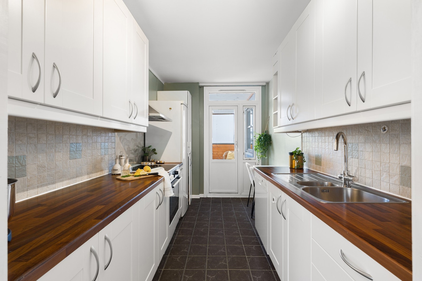 Godt med skap- og benkeplass på kjøkkenet. Galleribilde