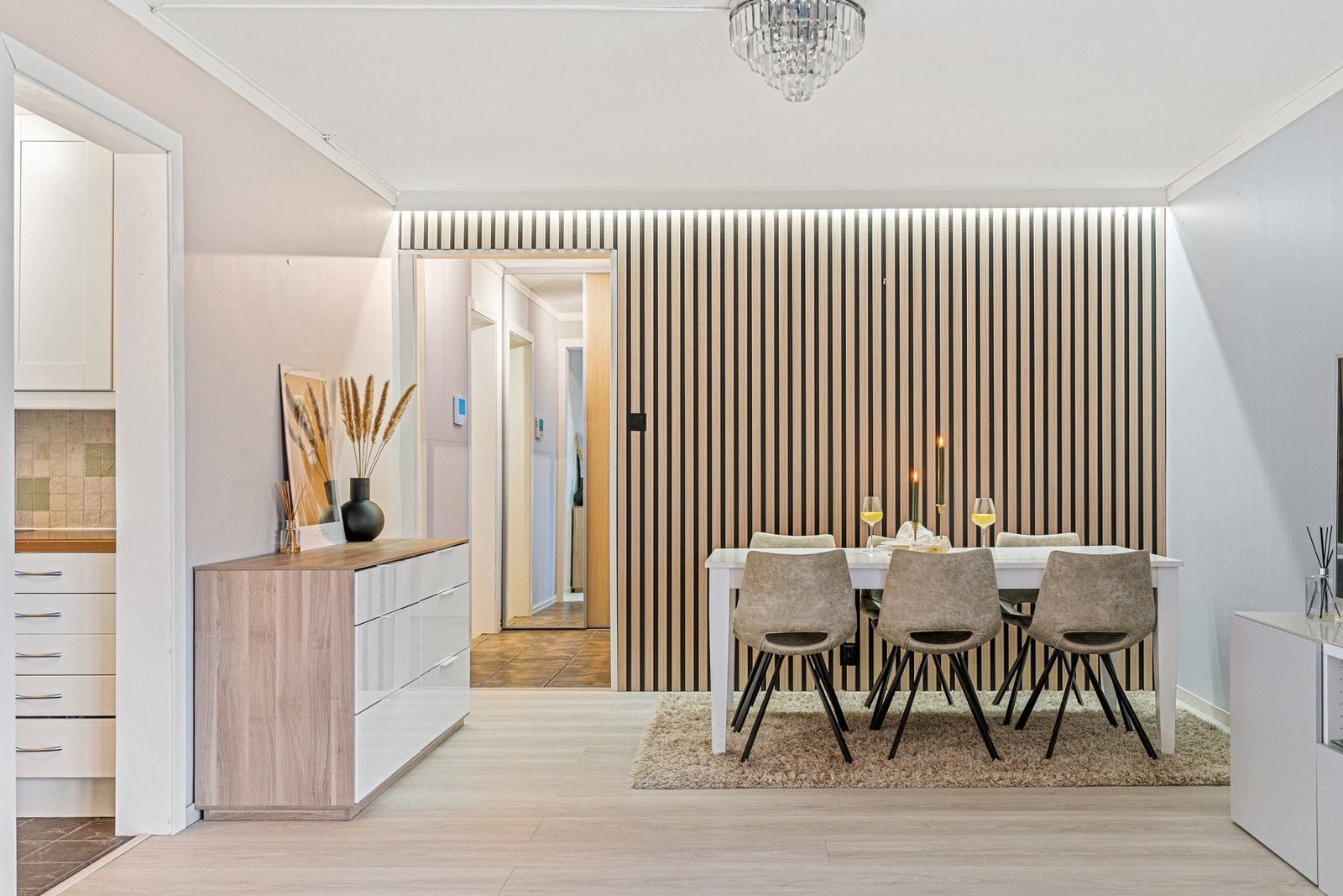 Internett, kabel-TV, kommunale avgifter, varmtvann, vaktmestertjenester , m.m. er inkludert i felleskostnadene. Galleribilde