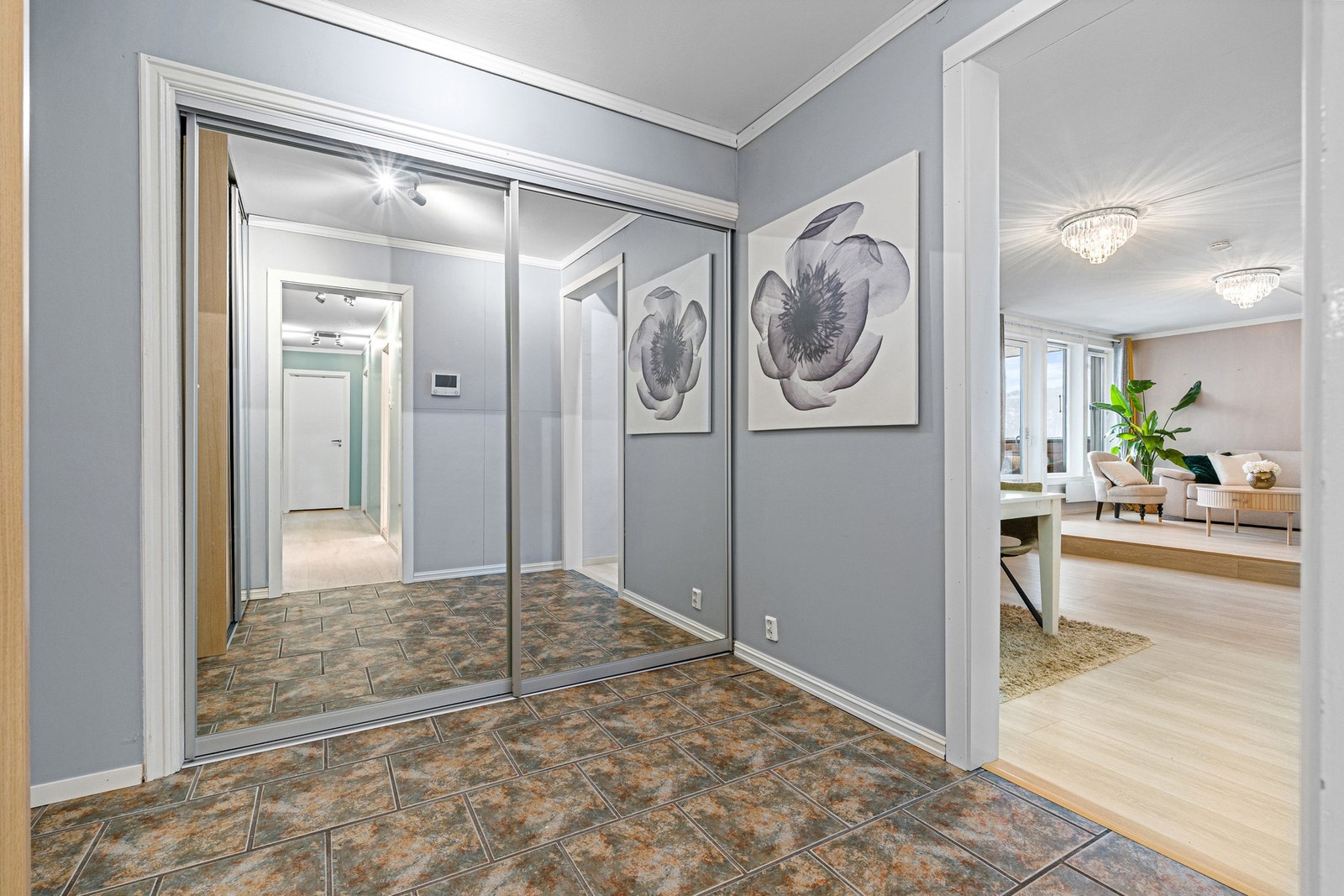 Innbydende entré med skyvedør inn til en praktisk bod. Galleribilde