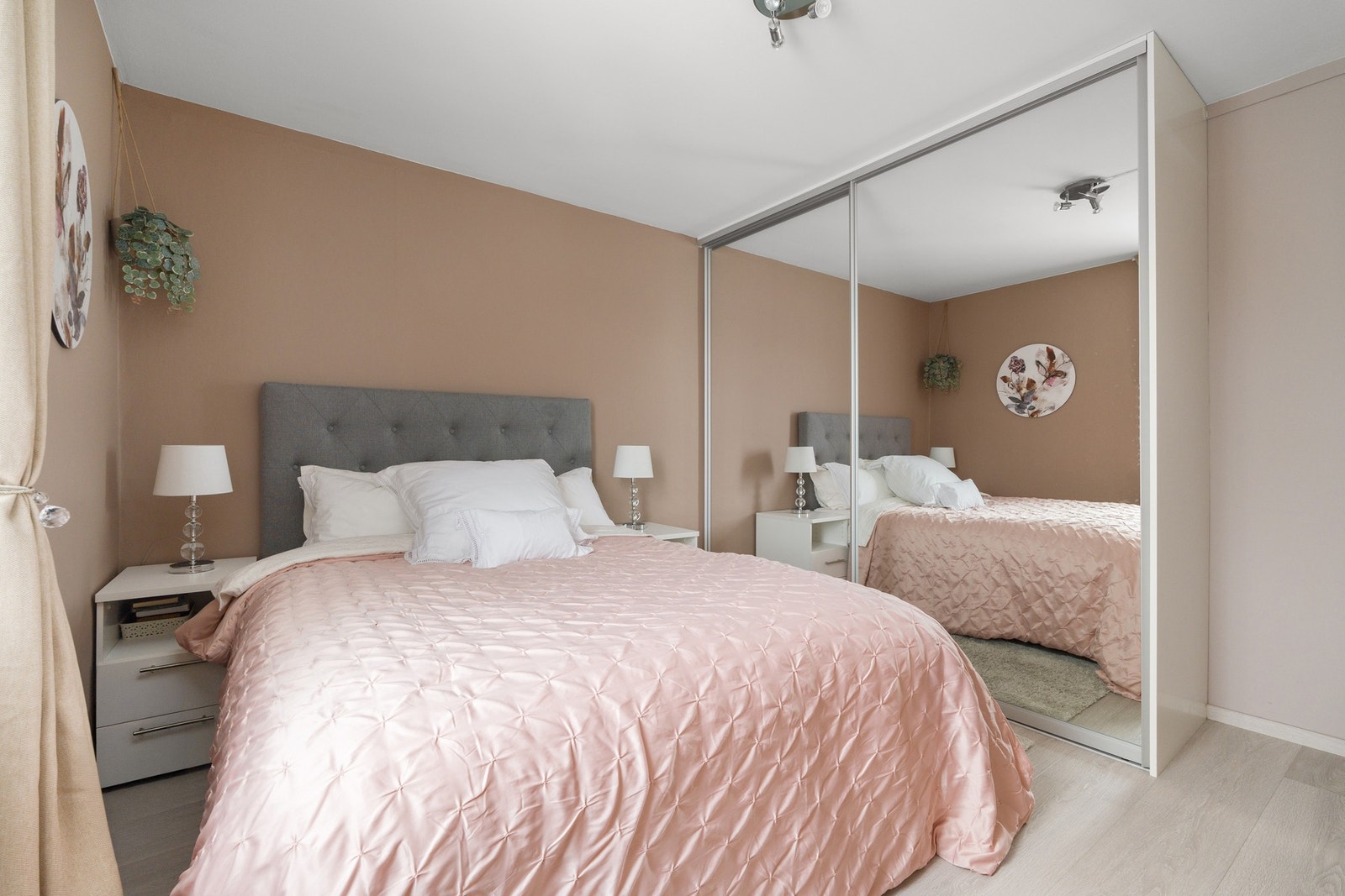 Praktisk skyvedørsgarderobe og god plass til dobbeltseng. Galleribilde