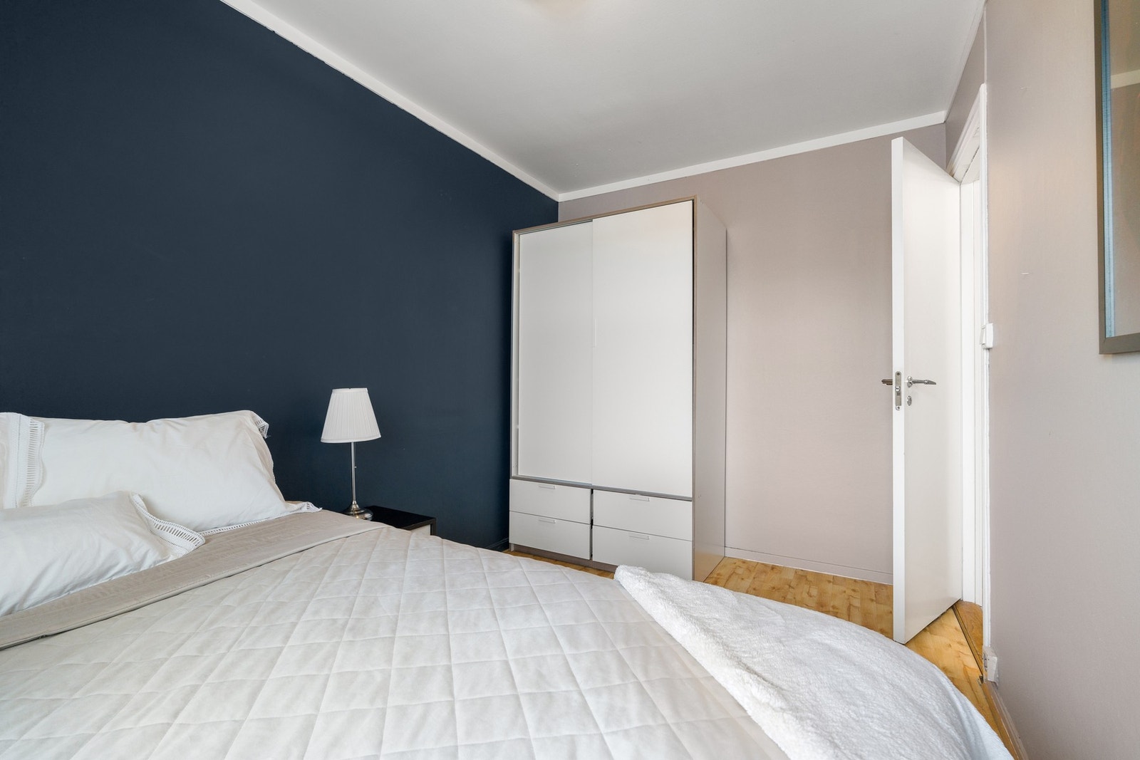 Rommet er malt i lune farger og har god plass til ønsket møblement. Galleribilde