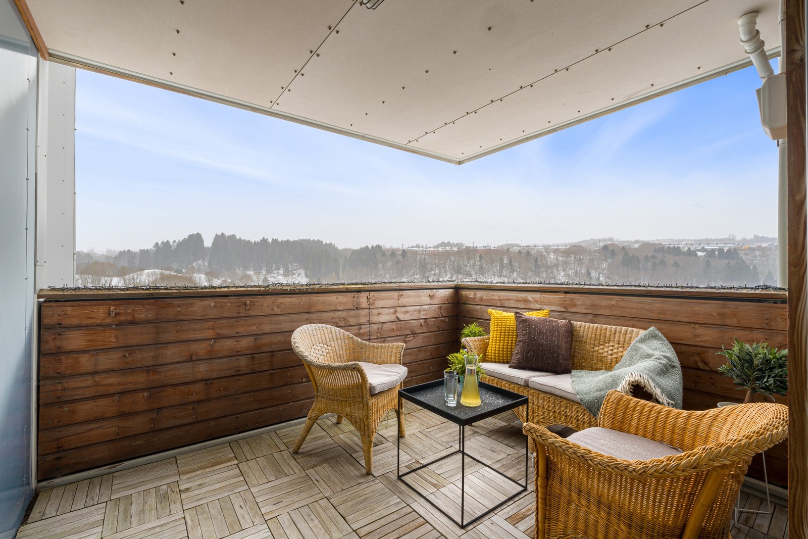 Sørvestvendt balkong på 8 kvm med gode solforhold. Galleribilde