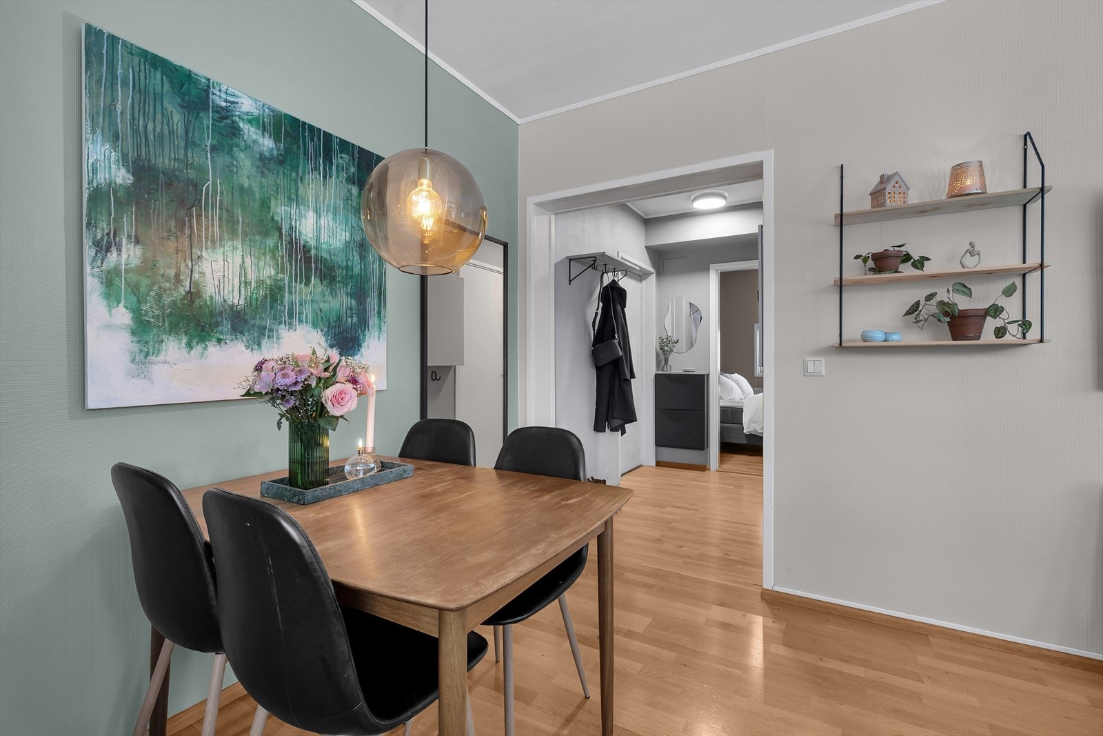 God plass både til en spise- og sofagruppe i stuen. Galleribilde