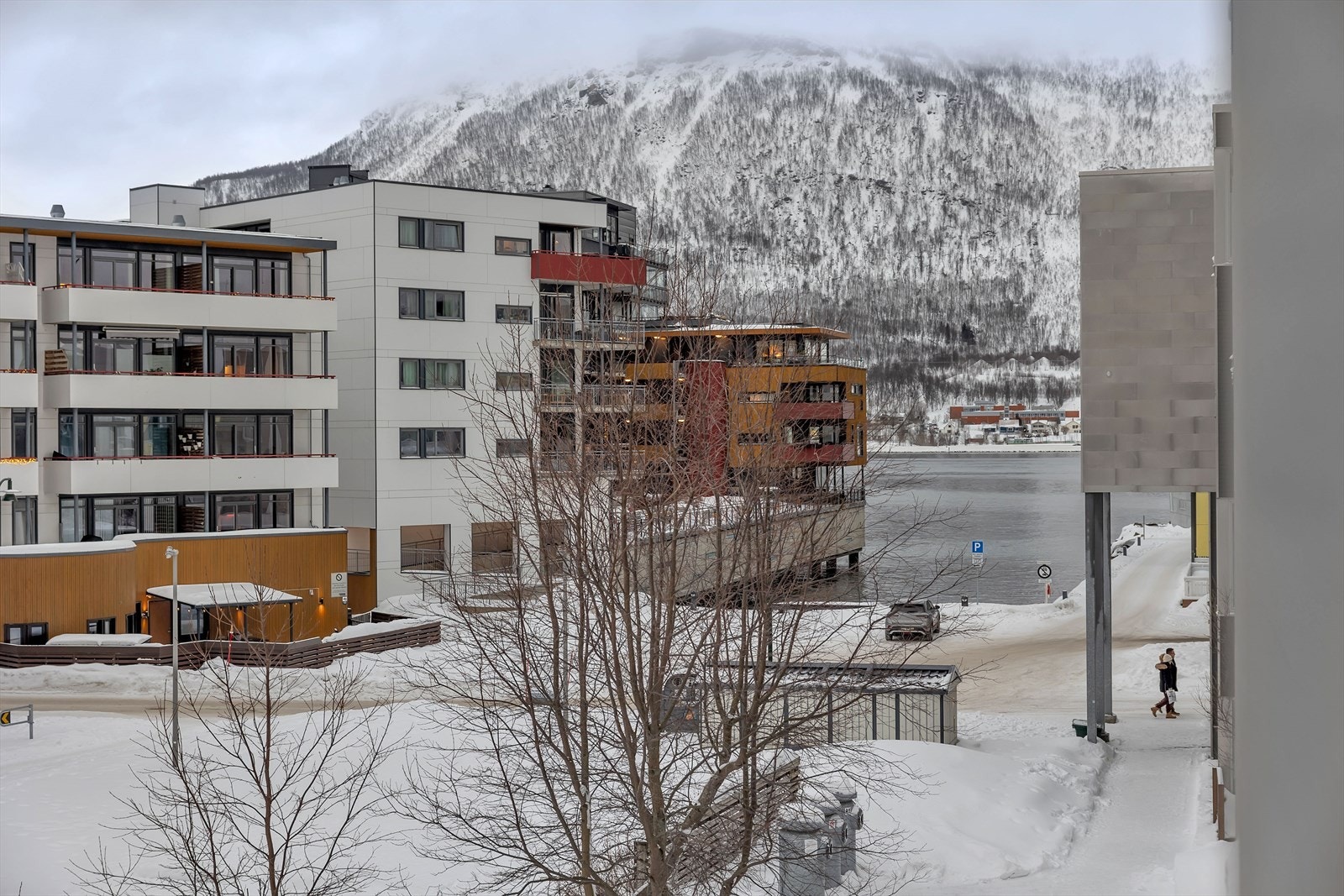 Flott utsikt til nærmiljøet og kaikanten. Her ser man hurtigruten passere. Galleribilde
