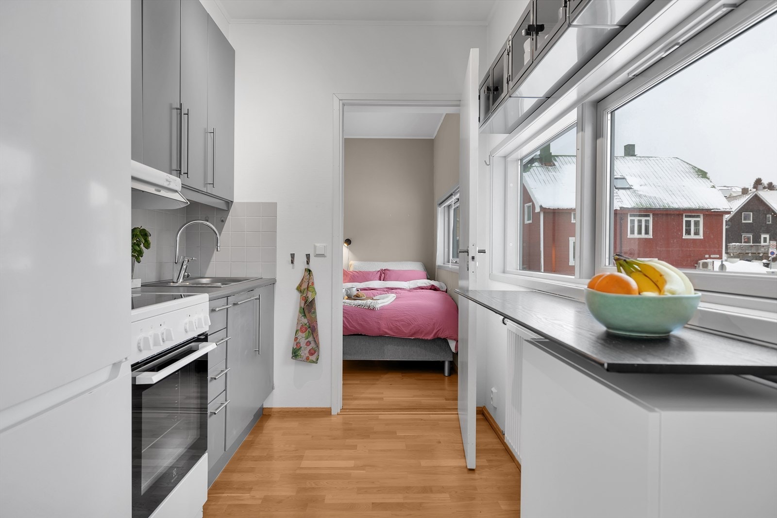 Kjøkkenet har medfølgende kjøle- og fryseskap, stekeovn og integrert oppvaskmaskin. Galleribilde