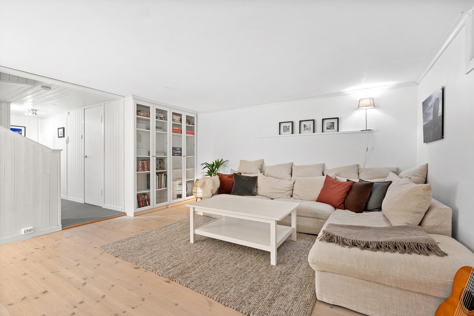 - Romslig kjellerstue som i dag brukes til TV-stue | Pr. i dag er ikke kjellerstuen ment til varig opphold - Galleribilde