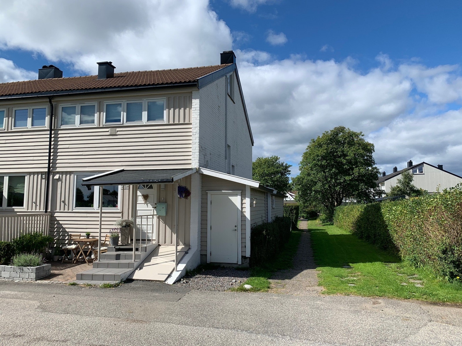 - Sommerhilsen fra eierne. Grøntområdet på siden av boligen er kommunalt med en hyggelig passasje som knytter St. Olavsvei med Kjempeveien og parkområdet der - Galleribilde