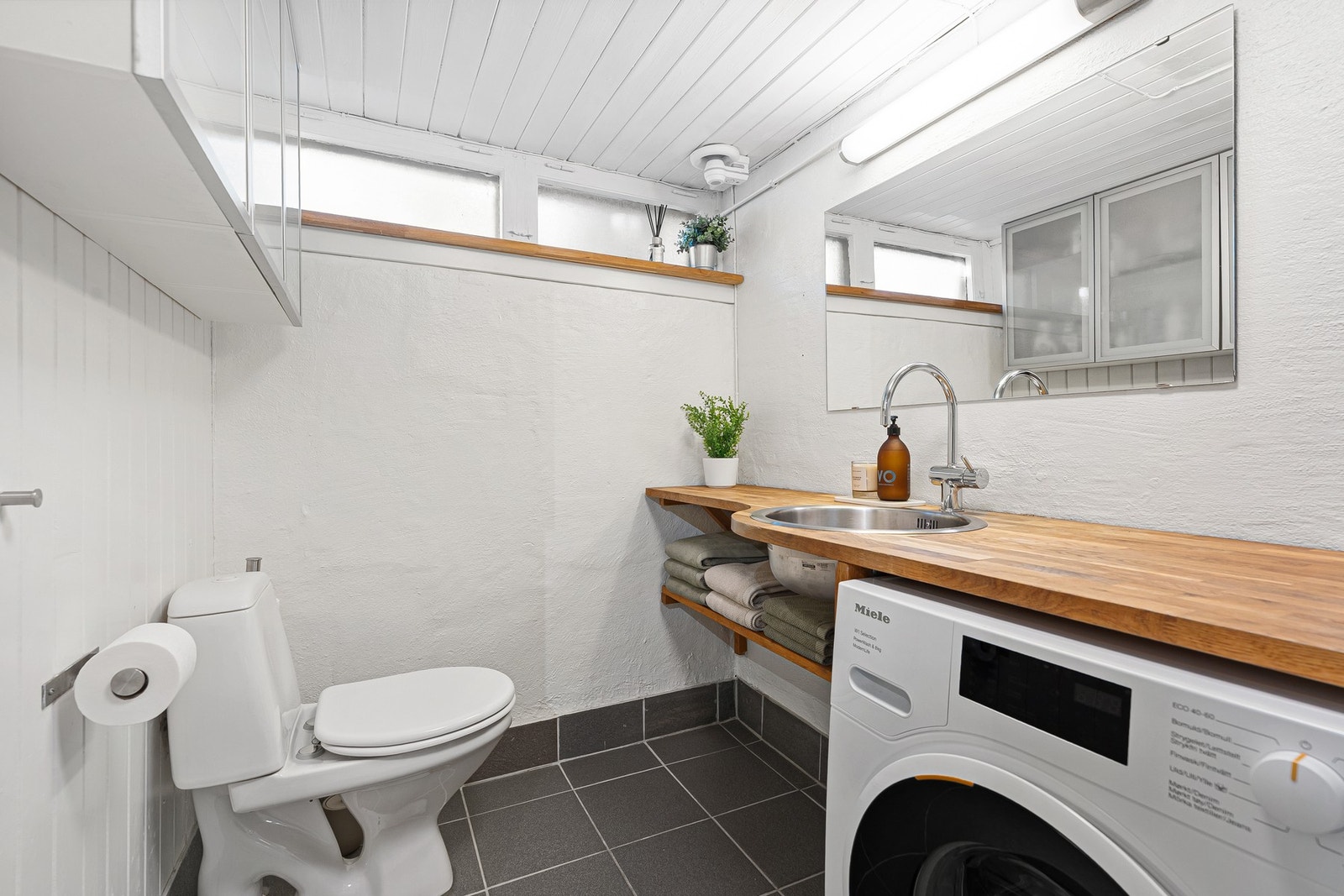 - Ellers smart lagt opp til vaskemaskin/tørketrommel med benk for god arbeidsflyt i vaskingen - Galleribilde