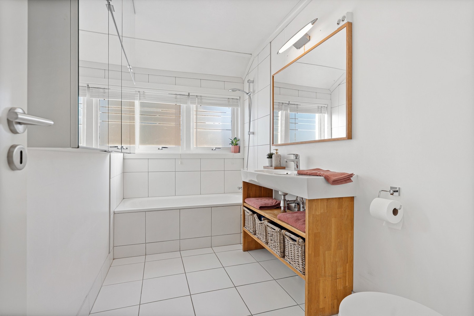 - Velfungerende bad med badekar, flere speil og god skapplass - Galleribilde