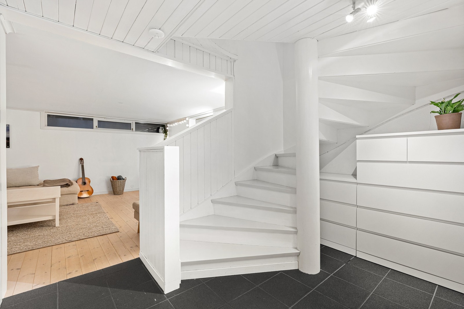 - Går vi trappene helt ned, finner vi en genial kjellerstue | Helt ypperlig for både store og små - Galleribilde