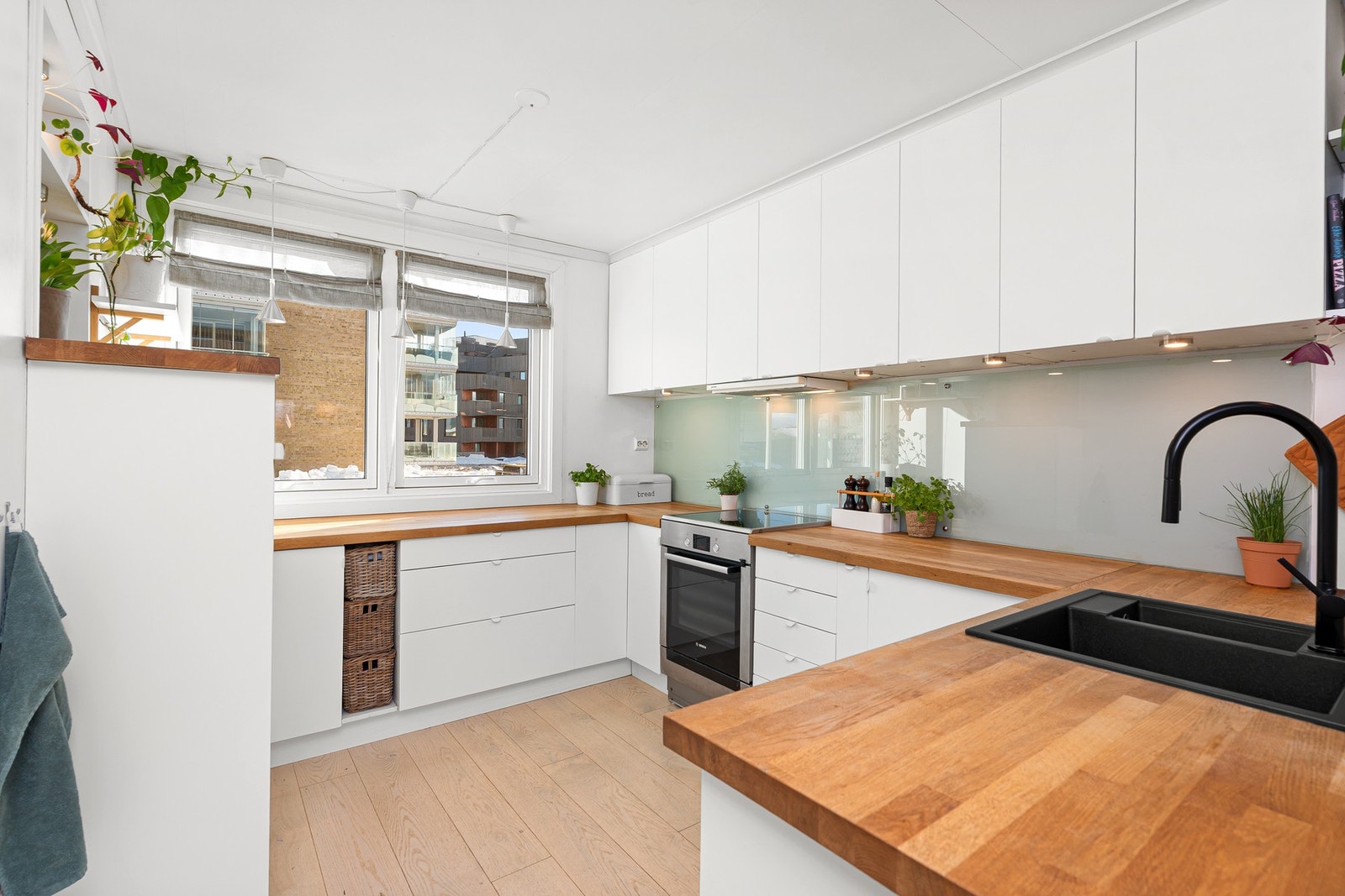 - Tidløst IKEA-kjøkken med god utnyttelse, Benkeplaten er av tre og det er bra med benk/skapplass - Galleribilde