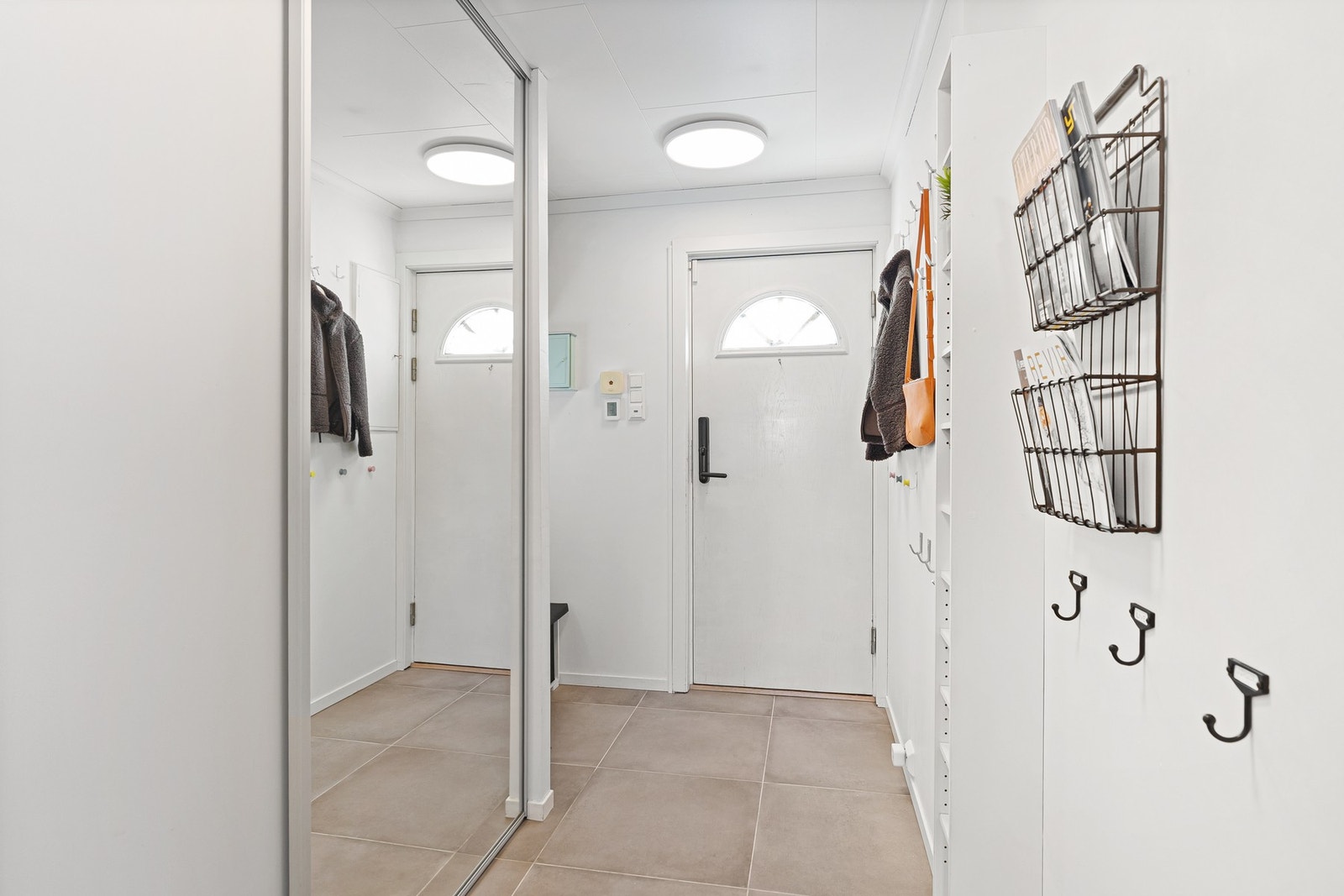 - Velkommen inn | Flislagt gang med varmekabler i gulv som er praktisk når man kommer inn fra ruskevær - Galleribilde