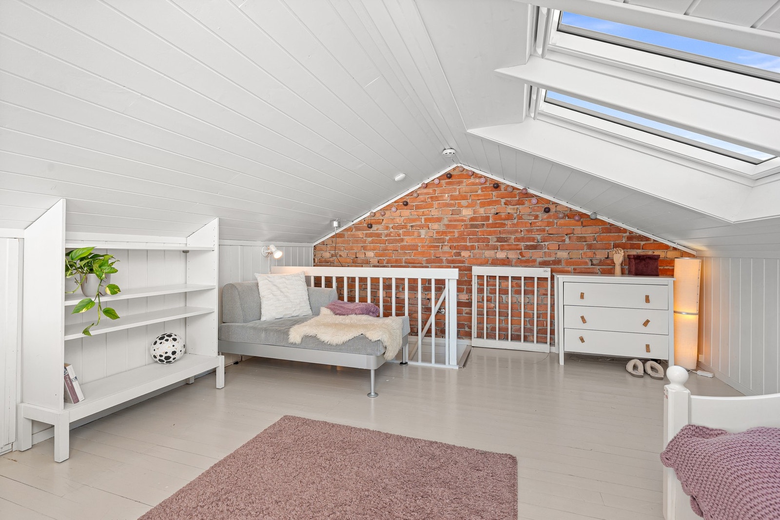 - Tøff murvegg som skiller seg ut i rommet. Det er tilgang til mye god oppbevaringsplass via luker i sideveggene - Galleribilde